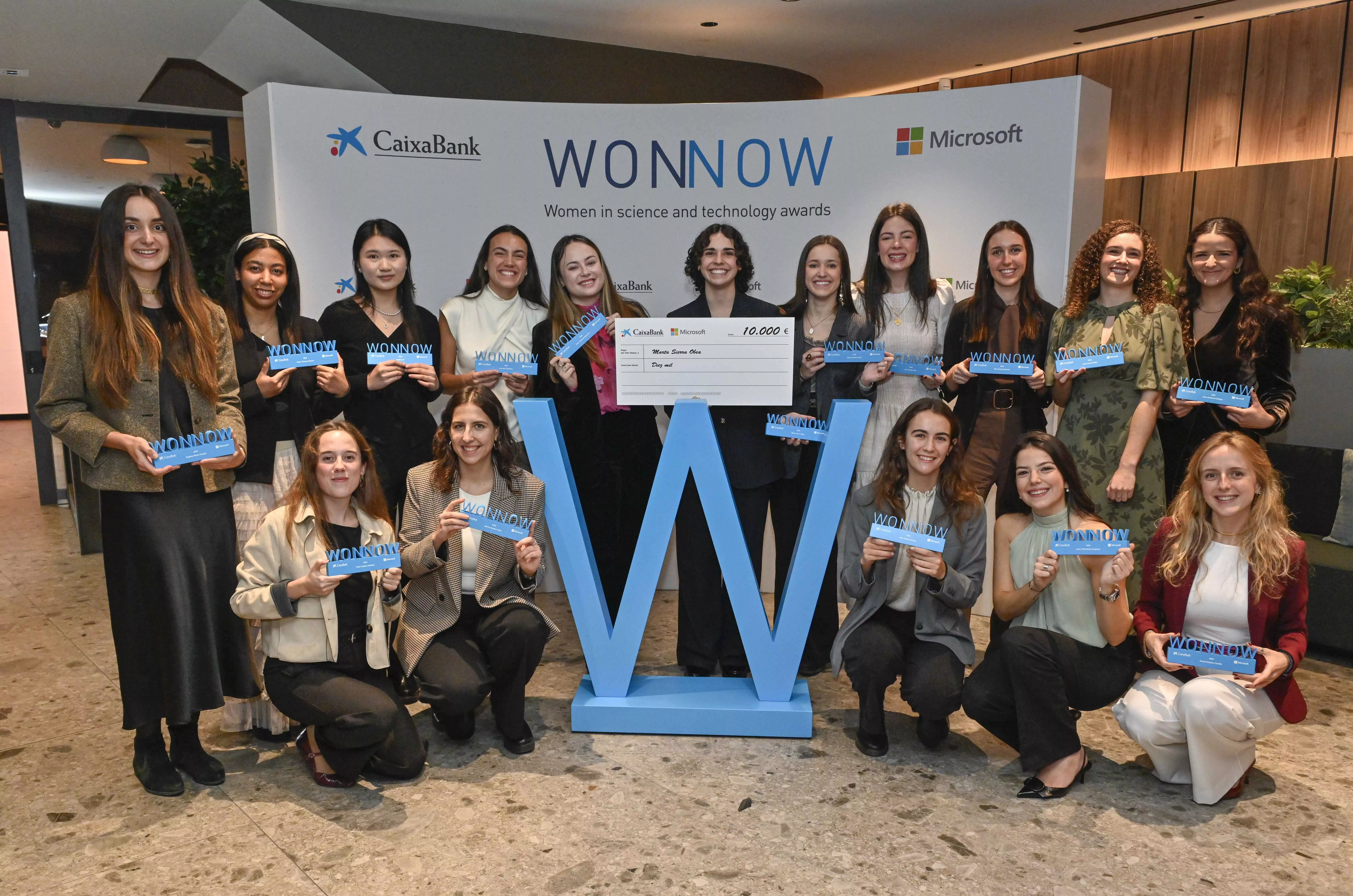 Marta Sierra, junto al resto de galardonadas, con el cheque de diez mil euros