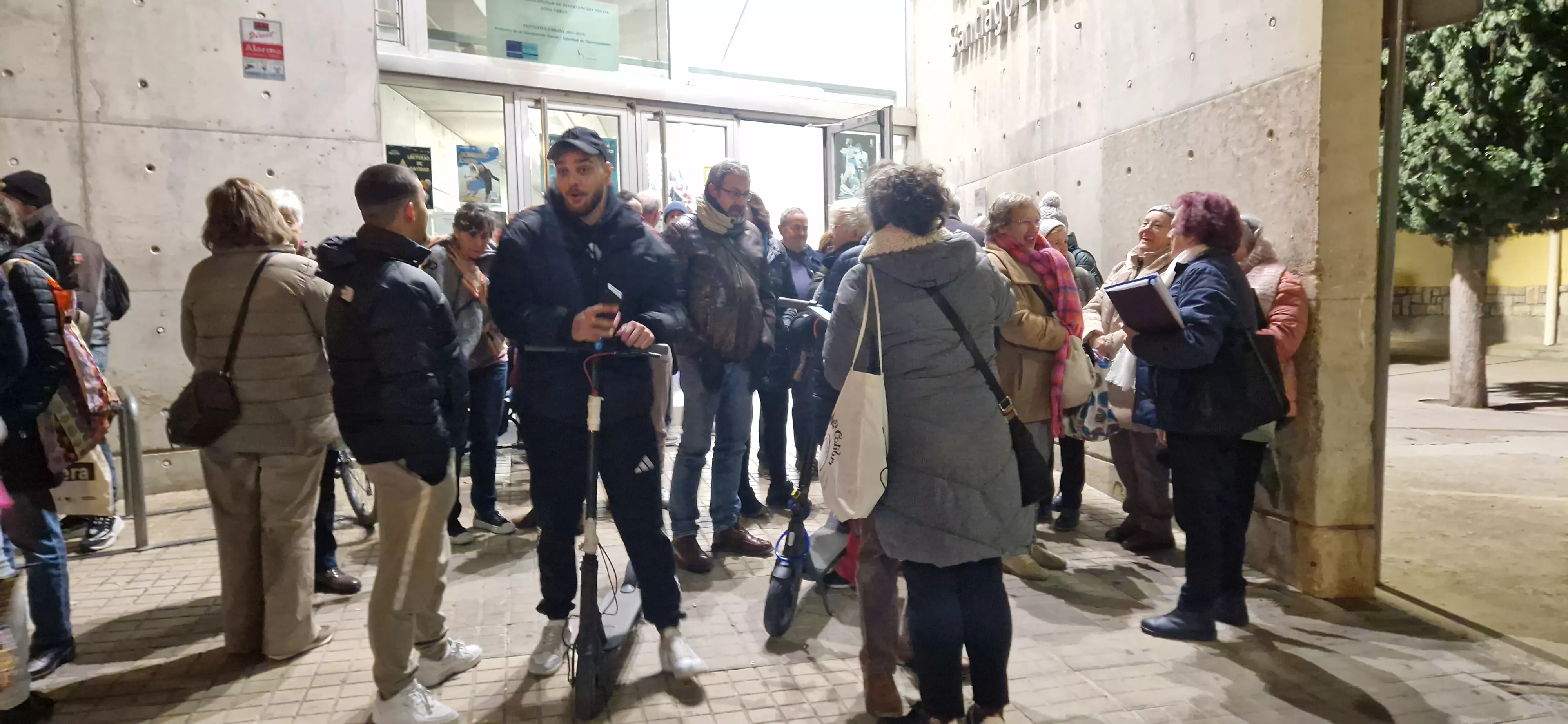 Nueva concentración por la Biblioteca Ramón J. Sender. Foto Myriam Martínez