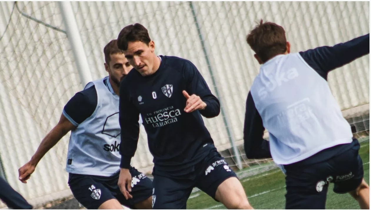 Iker Kortajarena en el entrenamiento del Huesca