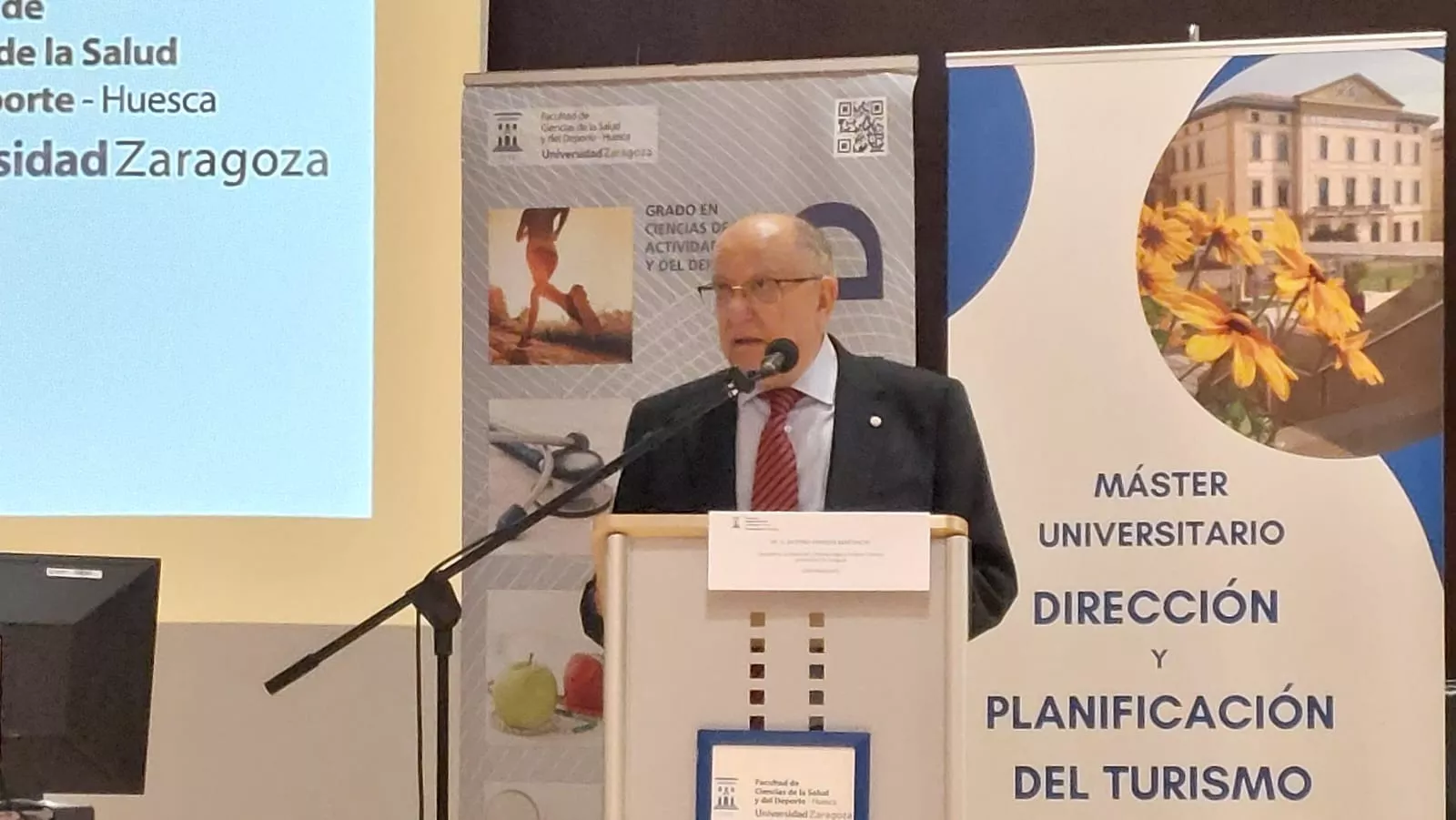 El profesor Herrera durante su conferencia