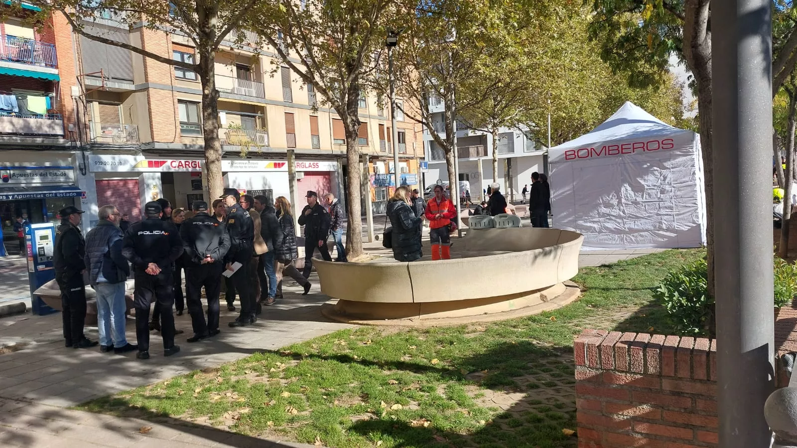 Desalojo de 200 vecinos de cuatro bloques de viviendas en la Plaza Santa Clara. Foto Javier García Antón