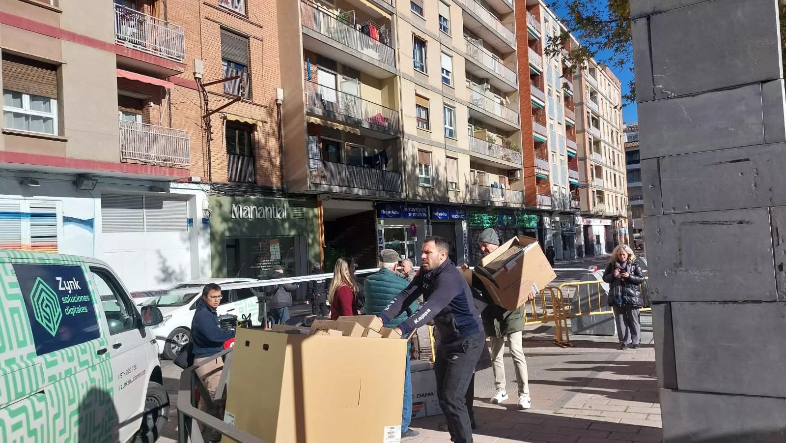 Desalojo de 200 vecinos de cuatro bloques de viviendas en la Plaza Santa Clara. Foto Myriam Martínez