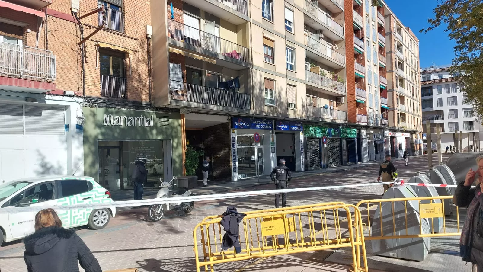Desalojo de 200 vecinos de cuatro bloques de viviendas en la Plaza Santa Clara. Foto Javier García Antón