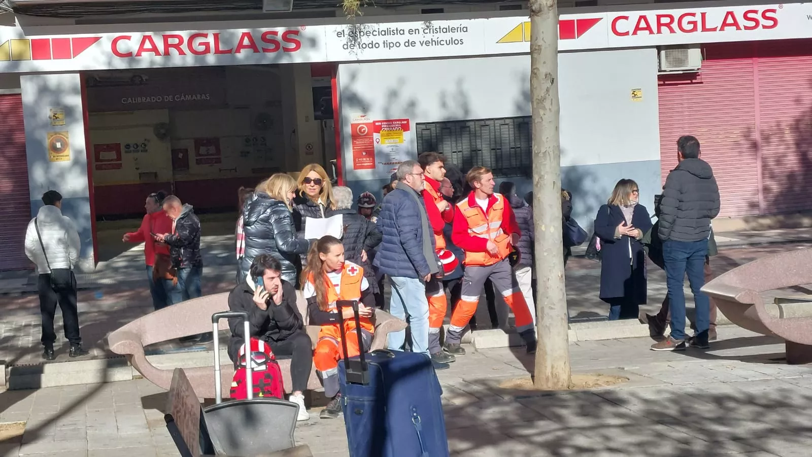 Vecinos, asistencias de Cruz Roja y miembros del Ayuntamiento