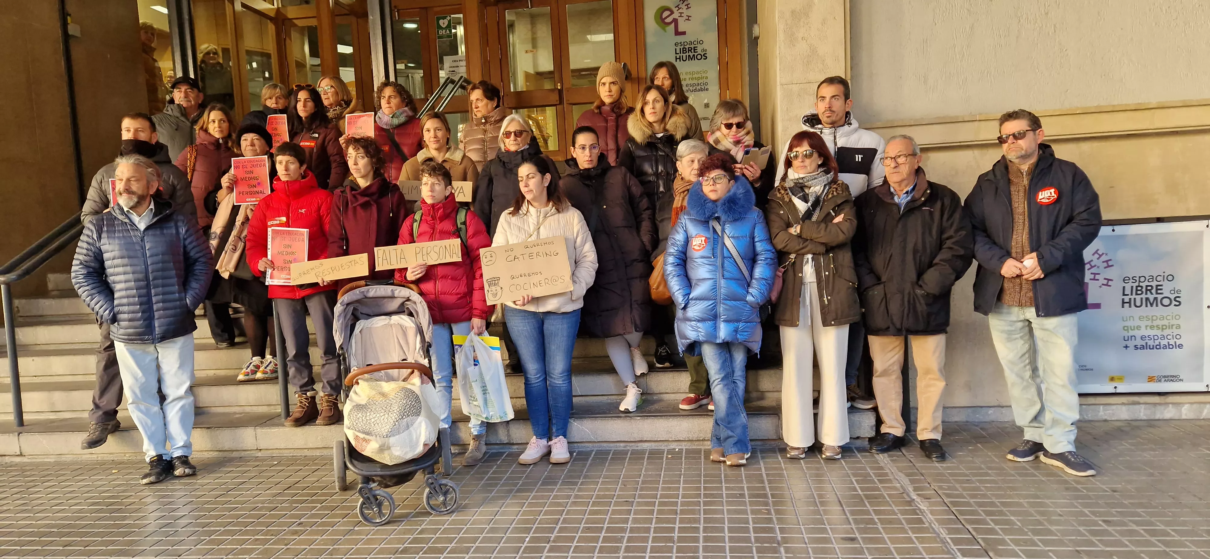 Concentración de las familias de la Escuela Infantil Nuestra Señora de San Lorenzoy sindicatos ante el Servicio Provincial de Educación. Foto Myriam Martínez