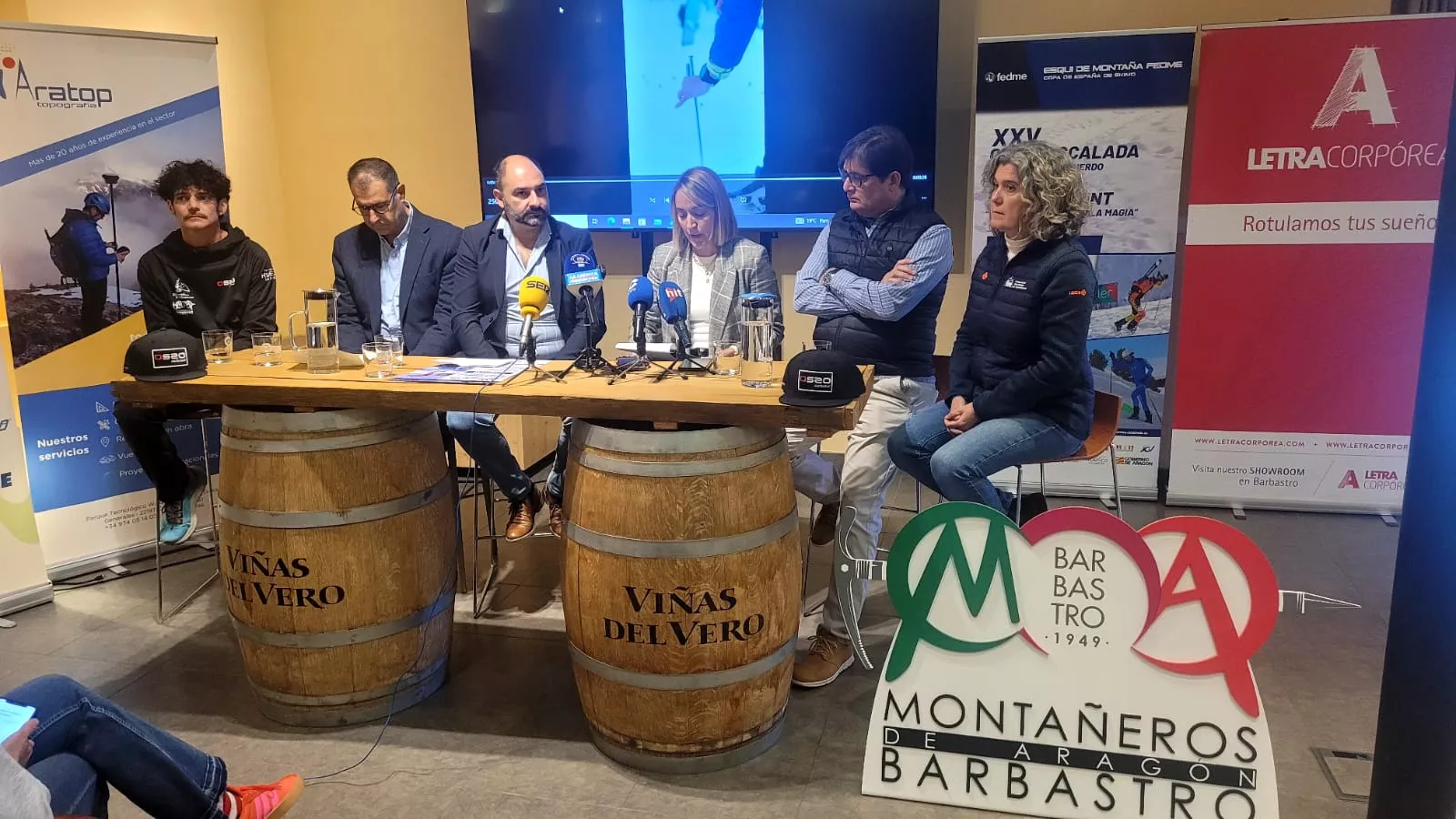 Ixeia Lacau con Fernando Torres, Sergio Serra, el presidente de la Fedme, la gerente de la FAM y el responsable de la prueba en la presentación de la XXV Cronoescalada a Cerler