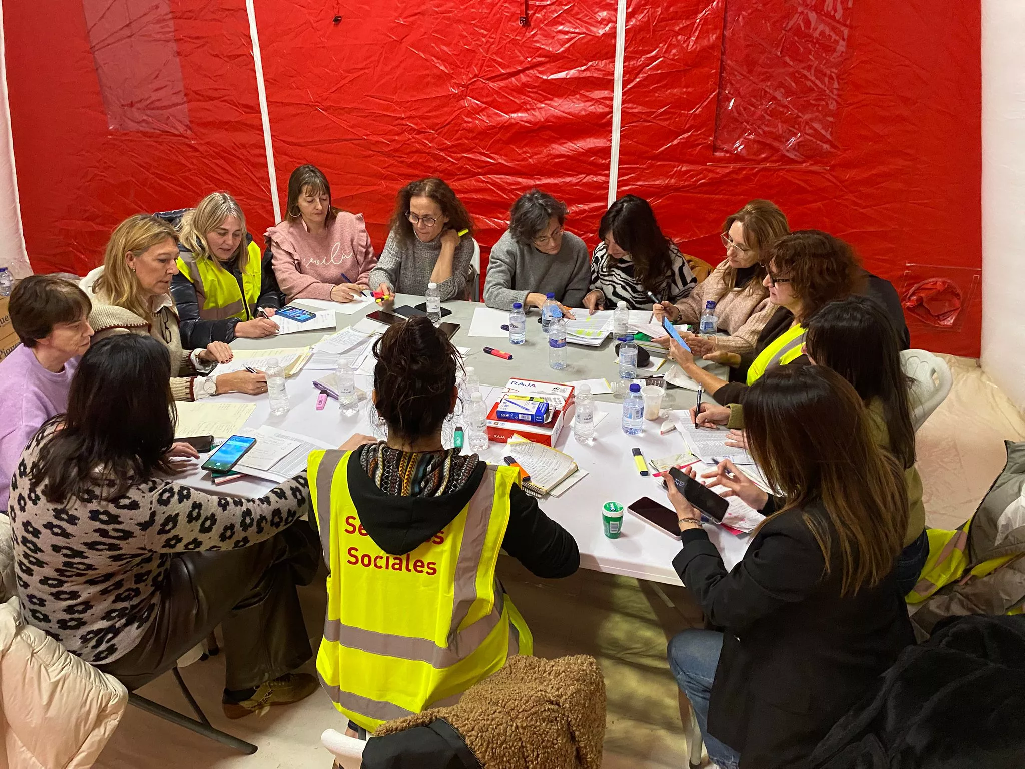 Trabajadoras sociales y psicólogas con la concejal Marta Escartín