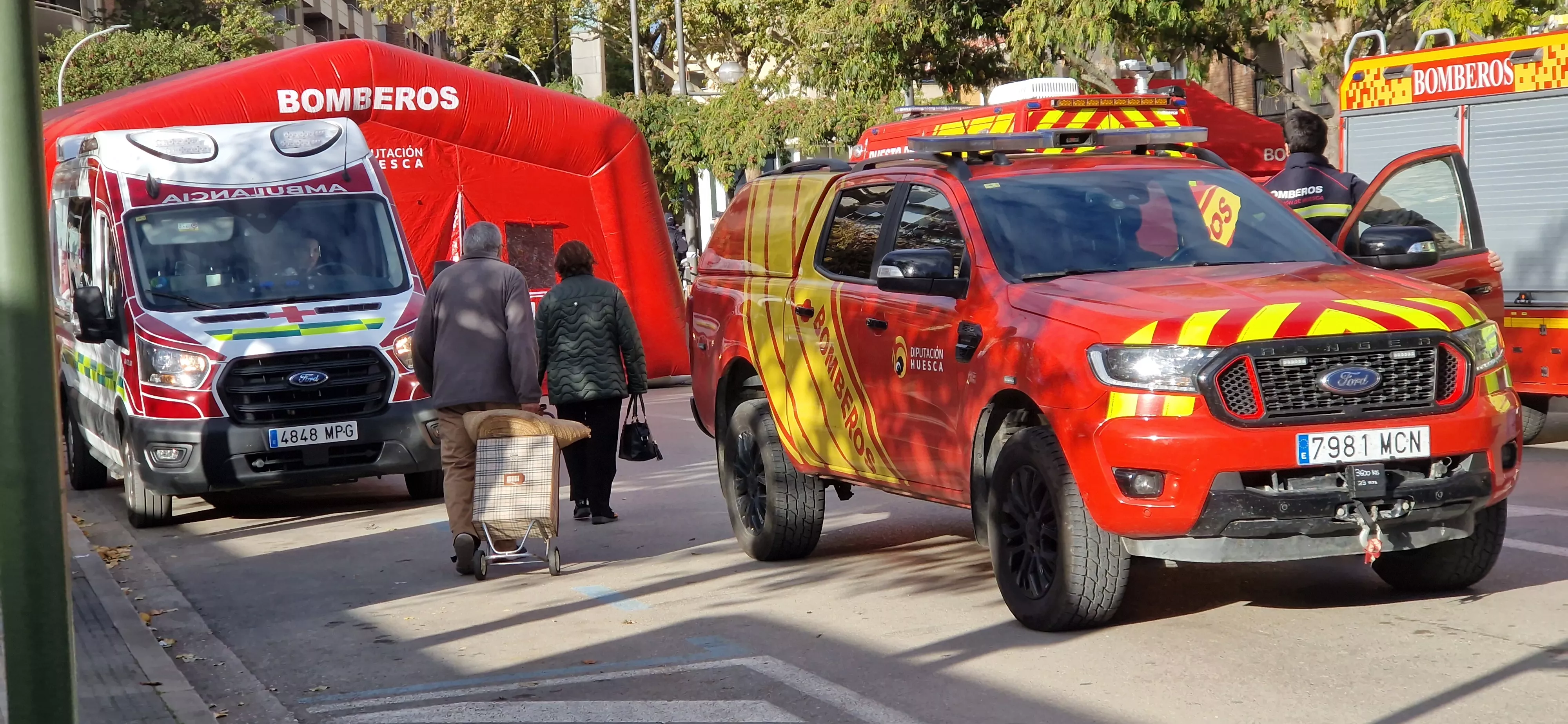Se ha establecido un orden para que los vecinos afectados de la plaza Santa Clara puedan acceder a sus viviendas a recoger algunos enseres. Foto Myriam Martínez