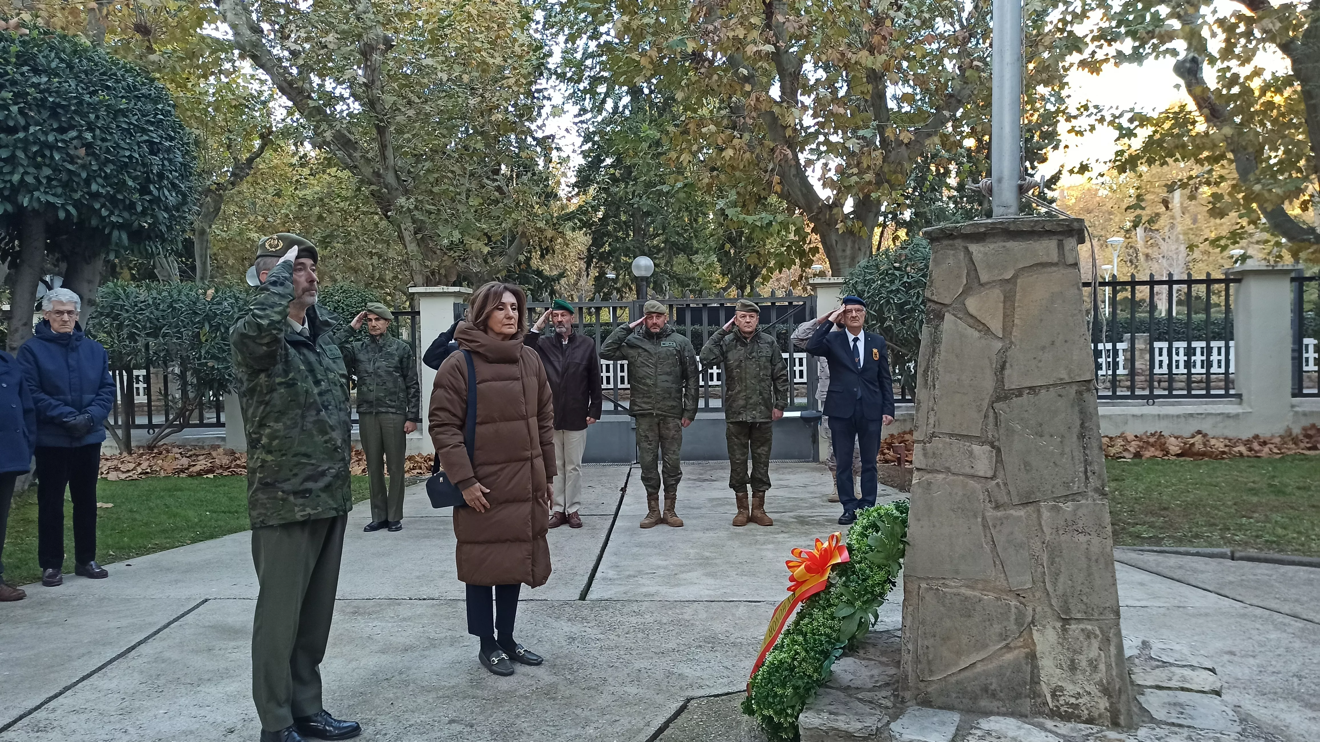El Banco de Alimentos participa en el izado de bandera en la Subdelegación de Defensa de Huesca.