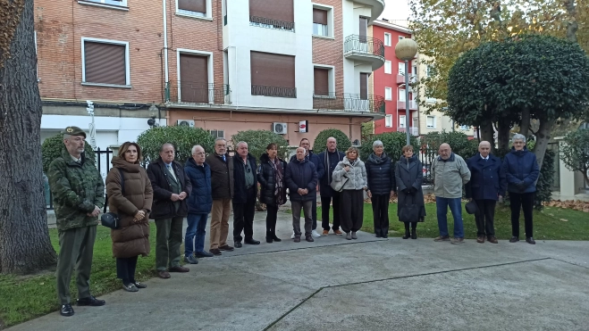 Asistentes al acto de izado de bandera del Banco de Alimentos en la Subdelegación de Defensa.