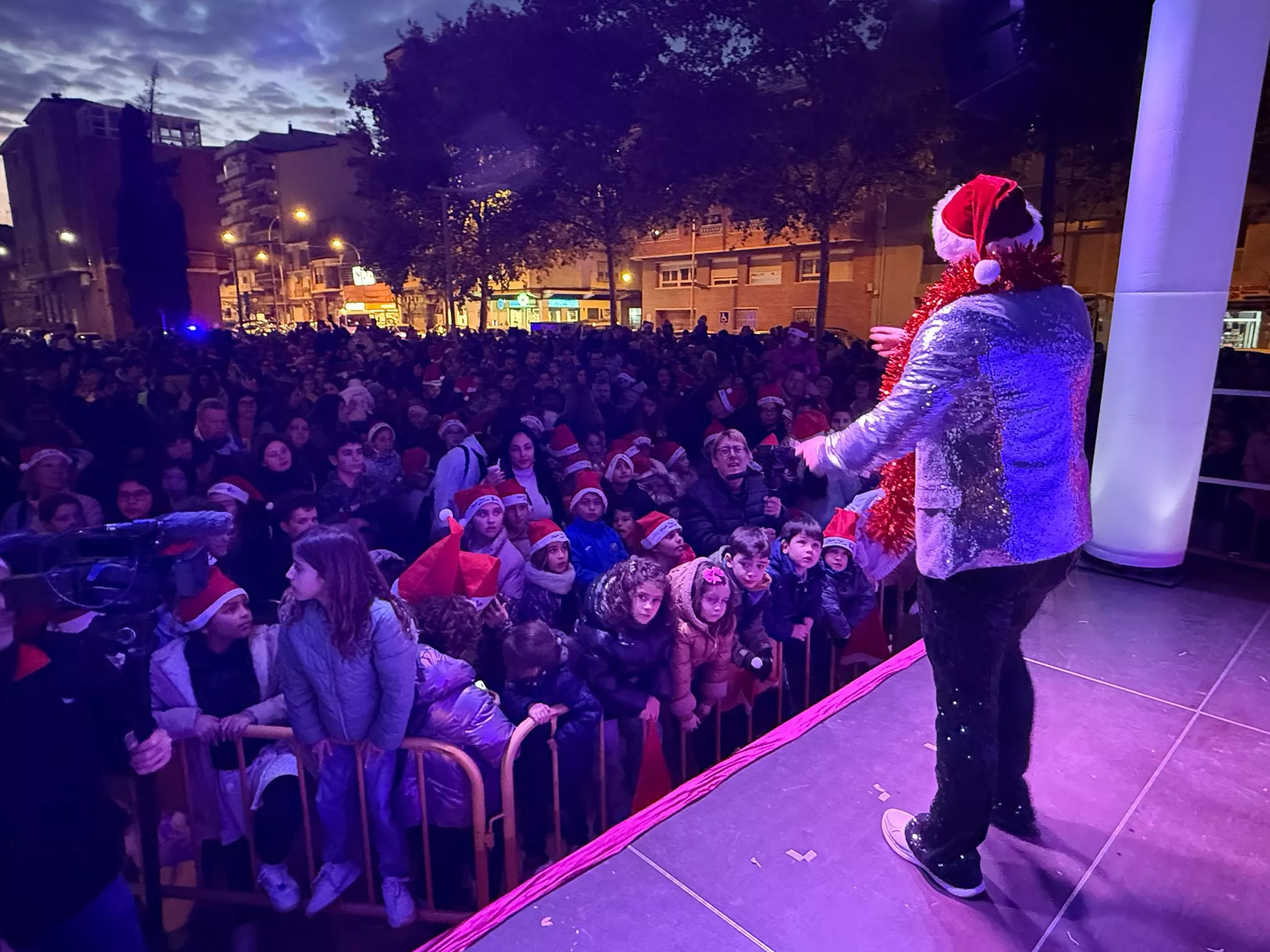 Cientos de personas han asistido a este acto.