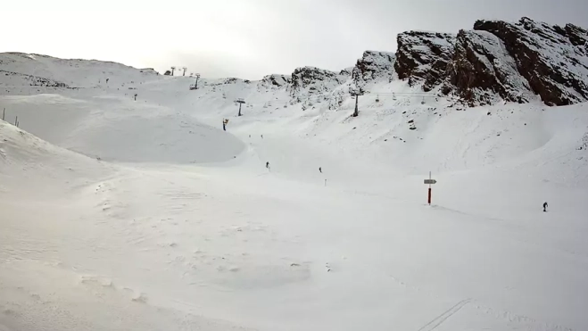 Primeros esquiadores de la temporada en Astún.