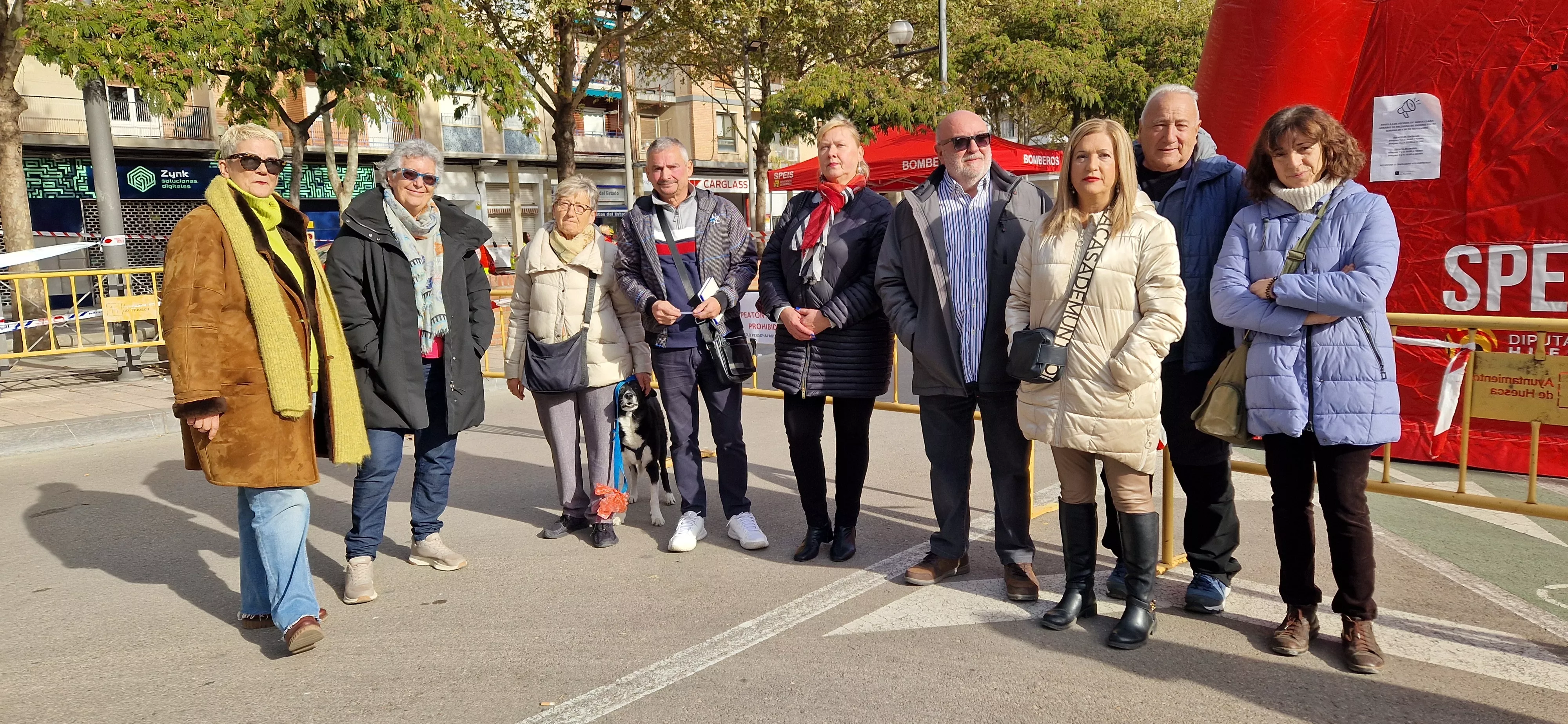 Representantes de los barrios de Huesca, en la plaza Santa Clara, este sábado. Foto Myriam Martínez