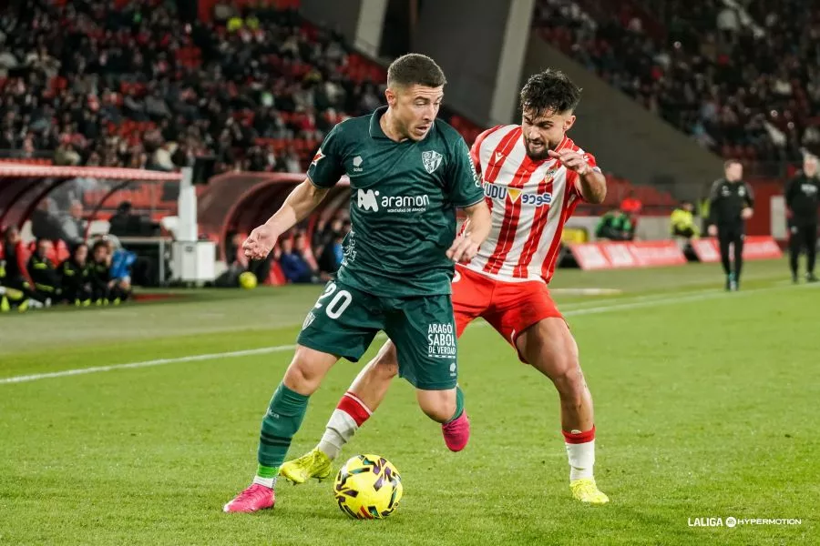 Portillo guarda un balón ante Puigmal. Foto: LaLiga