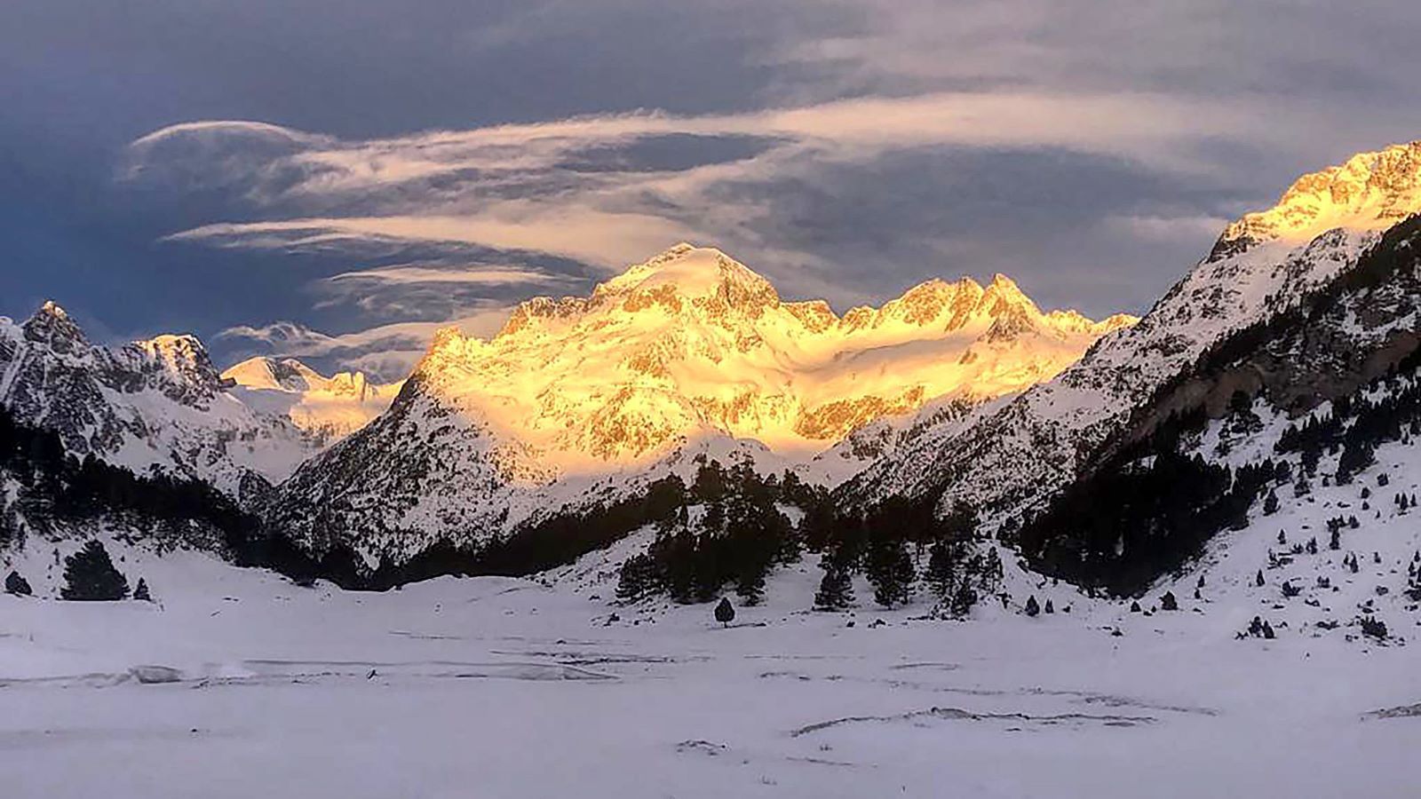 El sol ilumina el pico Mall Pintrat dejando esta bella imagen este viernes. Foto: Mario García