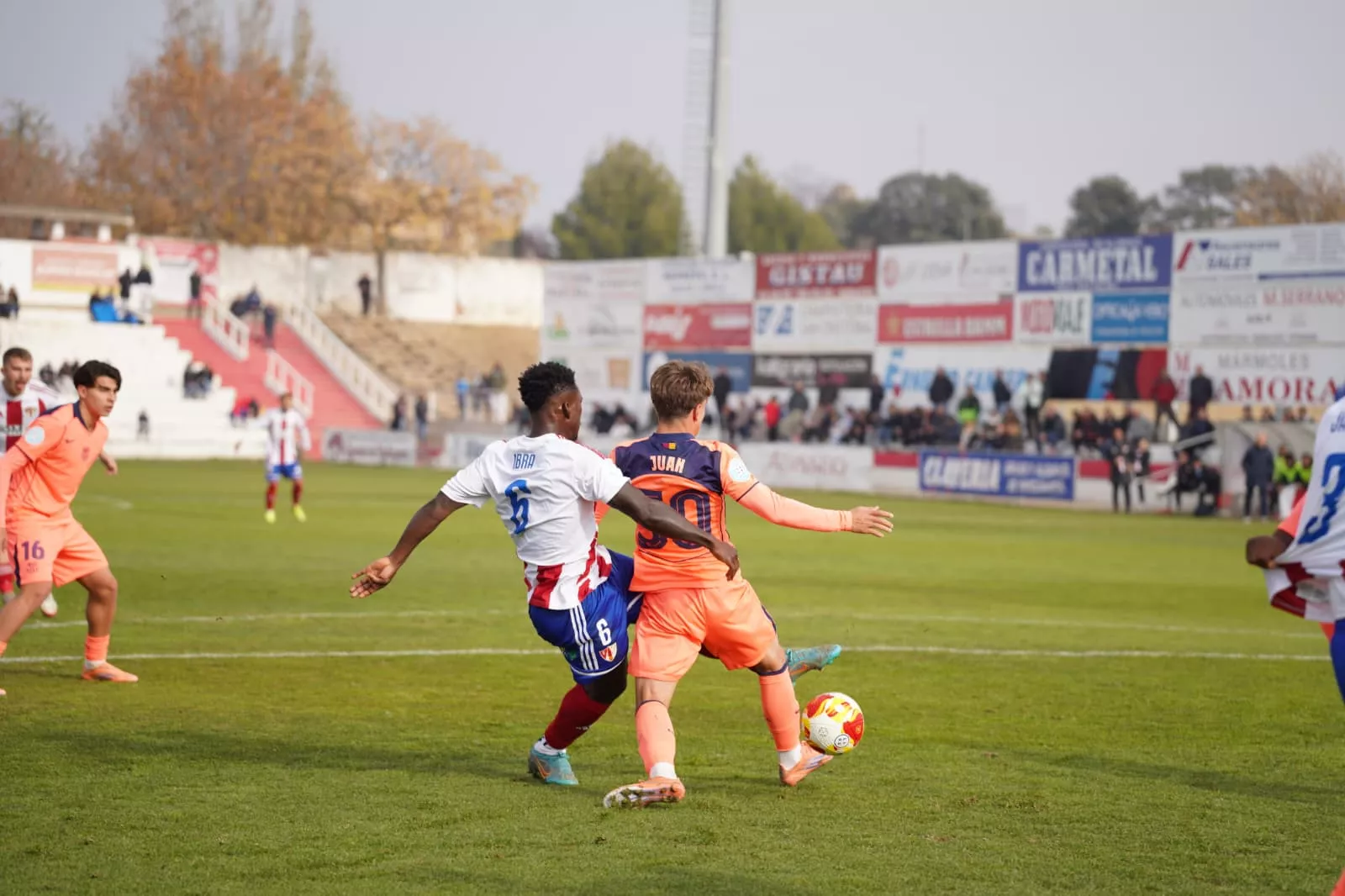 Ibra pelea un balón ante un jugador del Barça Atlètic. Foto: Dani Vidal