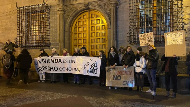Manifestantes ante la puerta del Ayuntamiento, Manifestantes ante la puerta del Ayuntamiento,