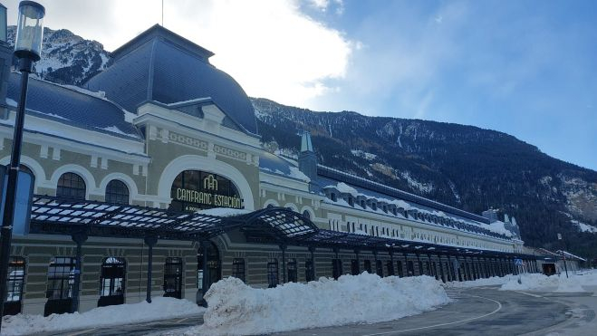 La nieve todavía se mantiene en la entrada ya abierta al público del Hotel Canfranc.