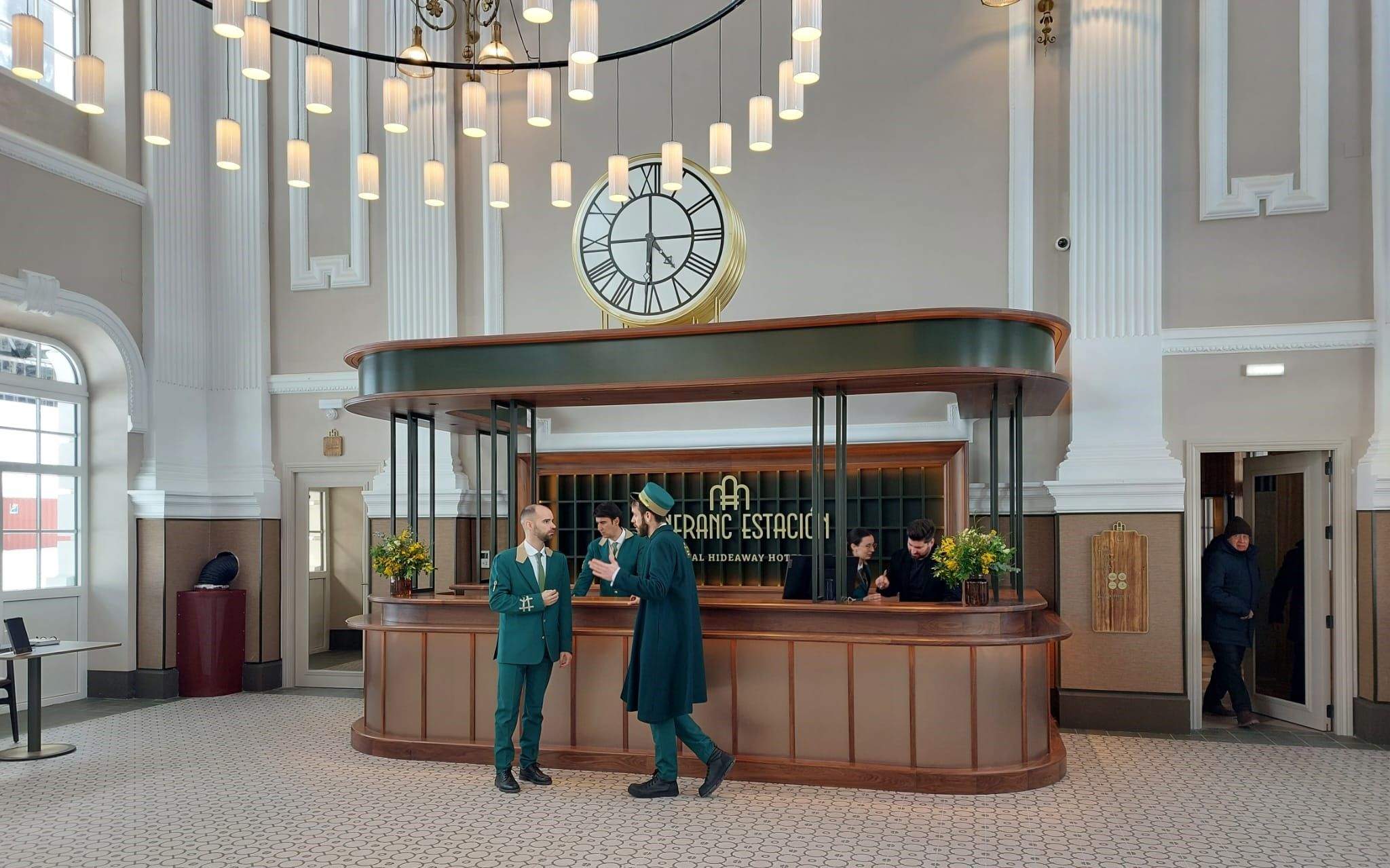 Trabajadores del Hotel Canfranc en recepción. Trabajadores del Hotel Canfranc en recepción.