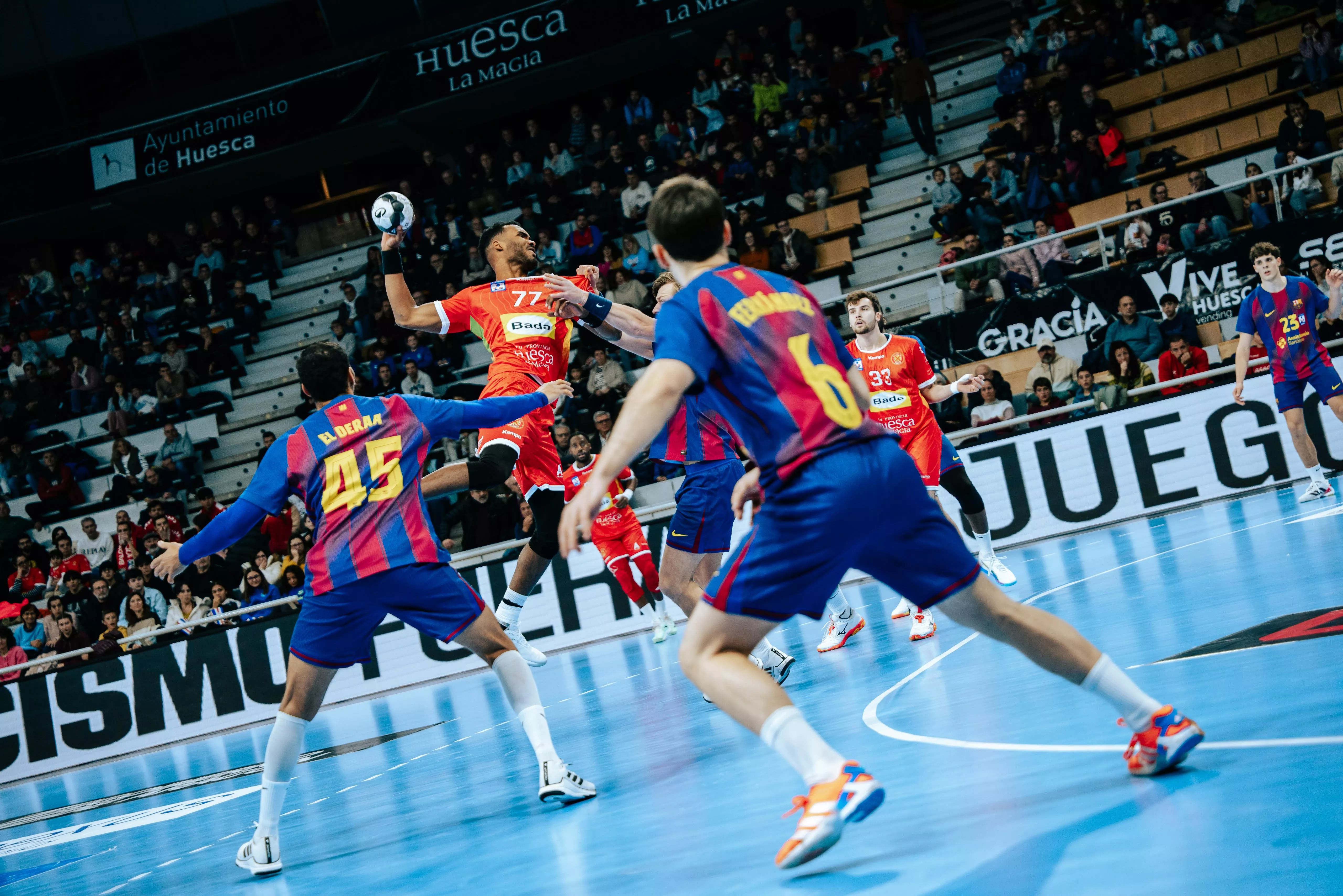 Frank Cordiés lanza en el partido ante el Barça. Foto: Jesús Barrabés Frank Cordiés lanza en el partido ante el Barça. Foto: Jesús Barrabés