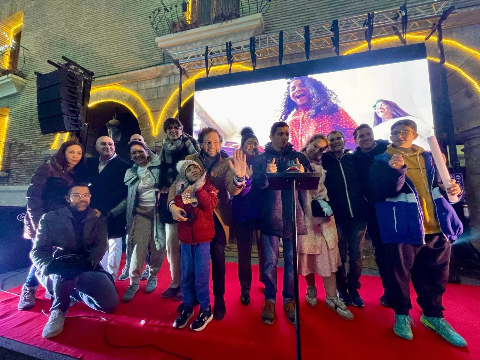 La magia navideña toma Monzón con un encendido que reúne a miles de vecinos.