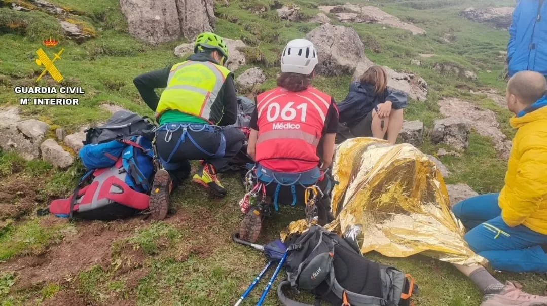 Rescatados dos jóvenes zaragozanos con hipotermia tras pasar la noche a la intemperie en el valle de Izas. Imagen de archivo de un rescate de la Guardia Civil.