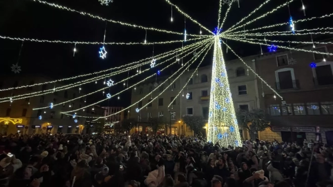 Multitudinario encendido navideño en Monzón.