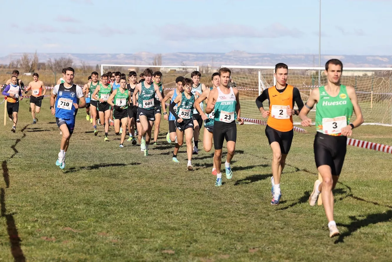 Luis Pastor al frente del grupo en Pedrola. Foto CA Olimpo