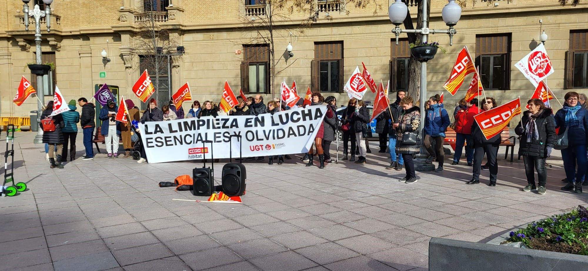 Manifestación esta mañana en la plaza de Navarra de las huelguistas de la Limpieza Manifestación esta mañana en la plaza de Navarra de las huelguistas de la Limpieza