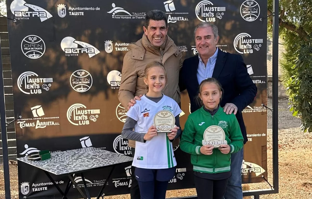 Alba Fernández y Valeria Alfaro se proclamaron subcampeonas de Aragón del dobles. Alba Fernández y Valeria Alfaro se proclamaron subcampeonas de Aragón del dobles.