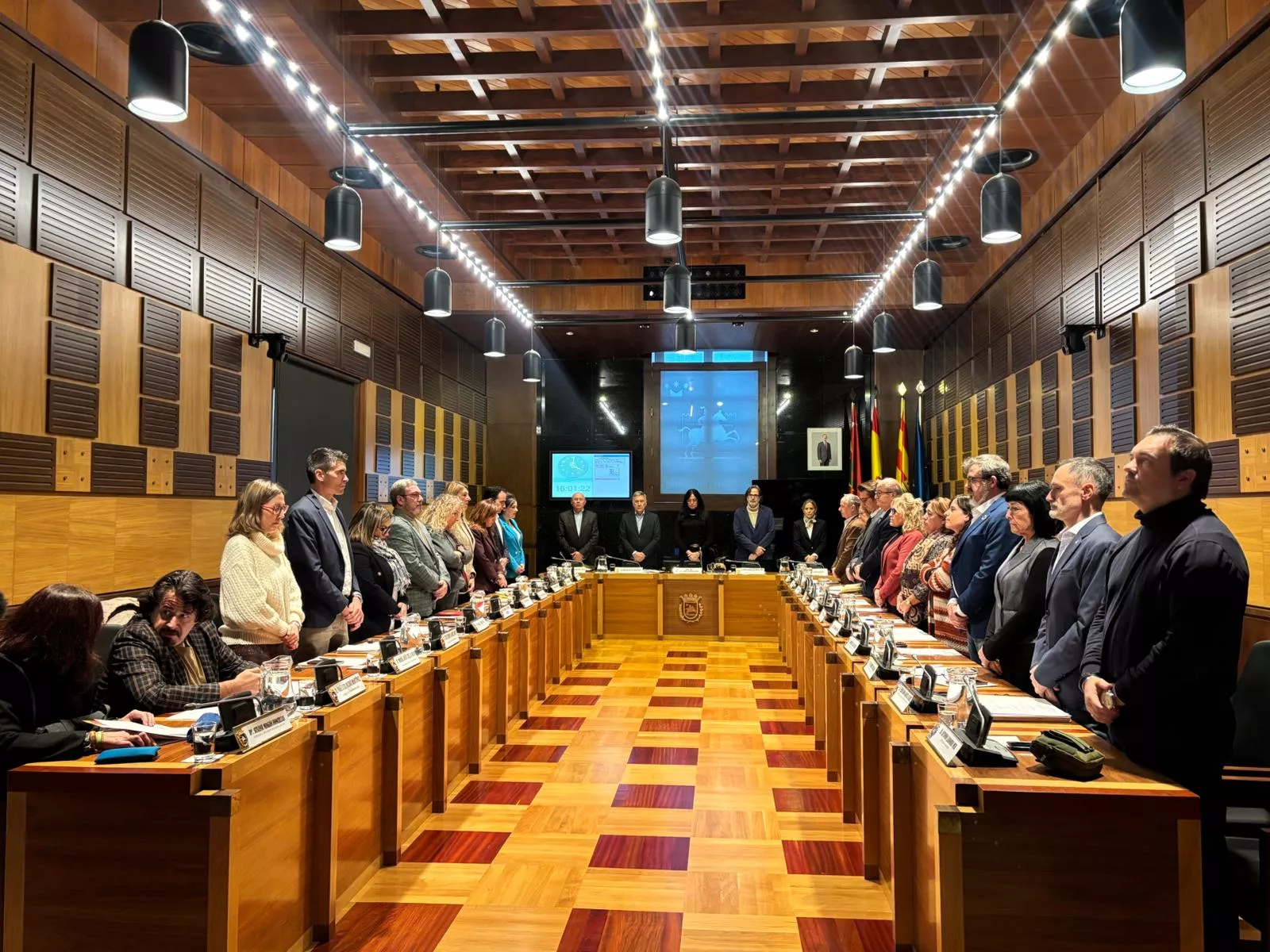 Minuto de silencio antes del inicio del pleno que ha aprobado las ordenanzas de la ZBE y de Ciclos y Vehículos de Movilidad Personal.