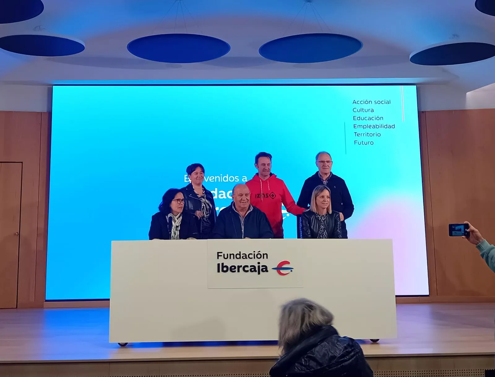 Amigos de la Navidad presenta sus actos. Patricia Seral, Roberto Ciria y Ángel Ruiz (de pie), Alexia Serrano, José Encontra y Nuria Mur. Foto Nuria Sesma