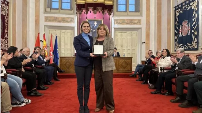 Judith Piquet entrega el premio a la consejera Tomasa Hernández.