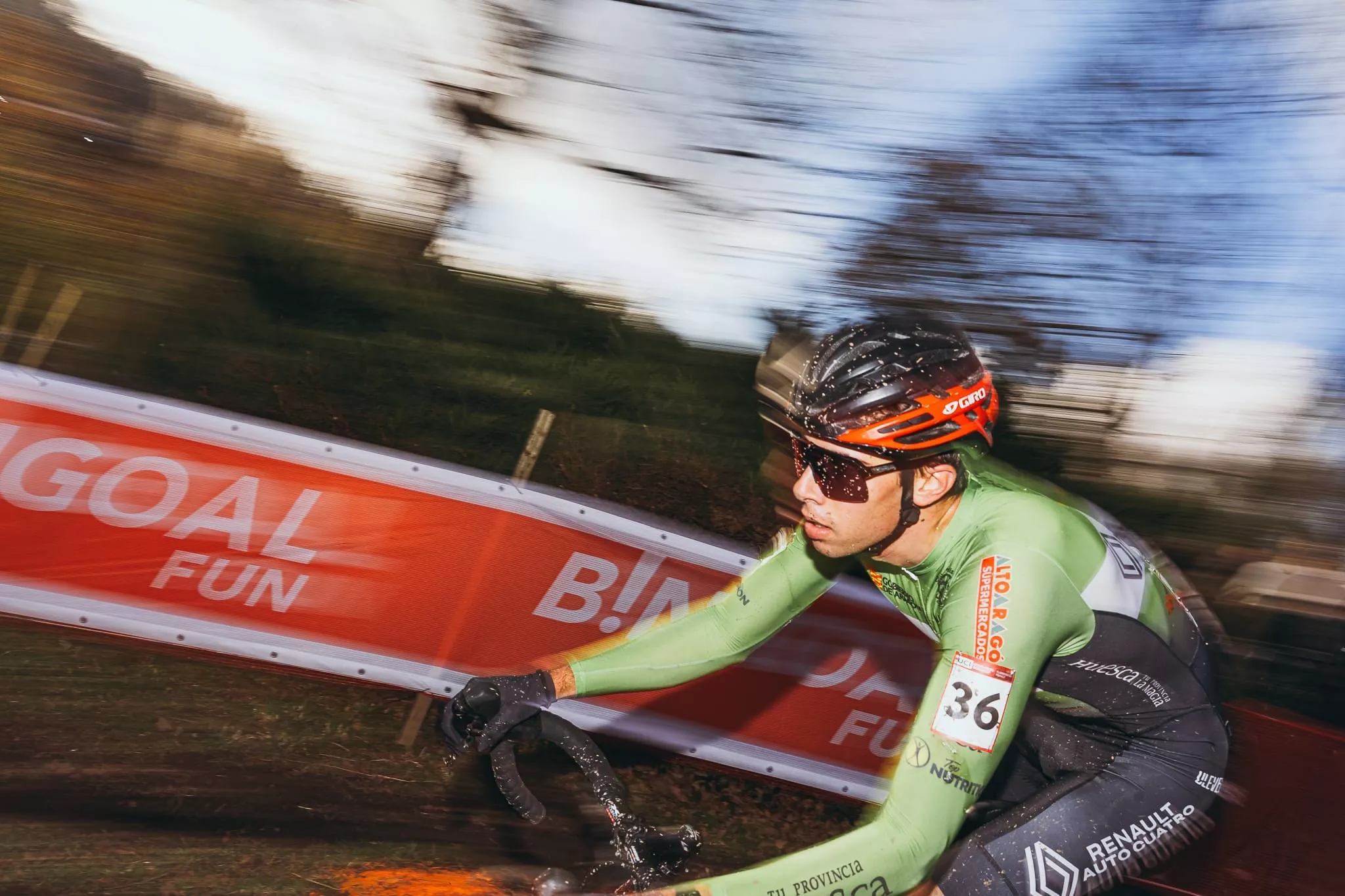 Javier Zaera disputó la prueba élite profesional en la que venció el belga Thibau Nys. Roy y Portero debutan en la Copa del Mundo de ciclocross con buenas sensaciones.