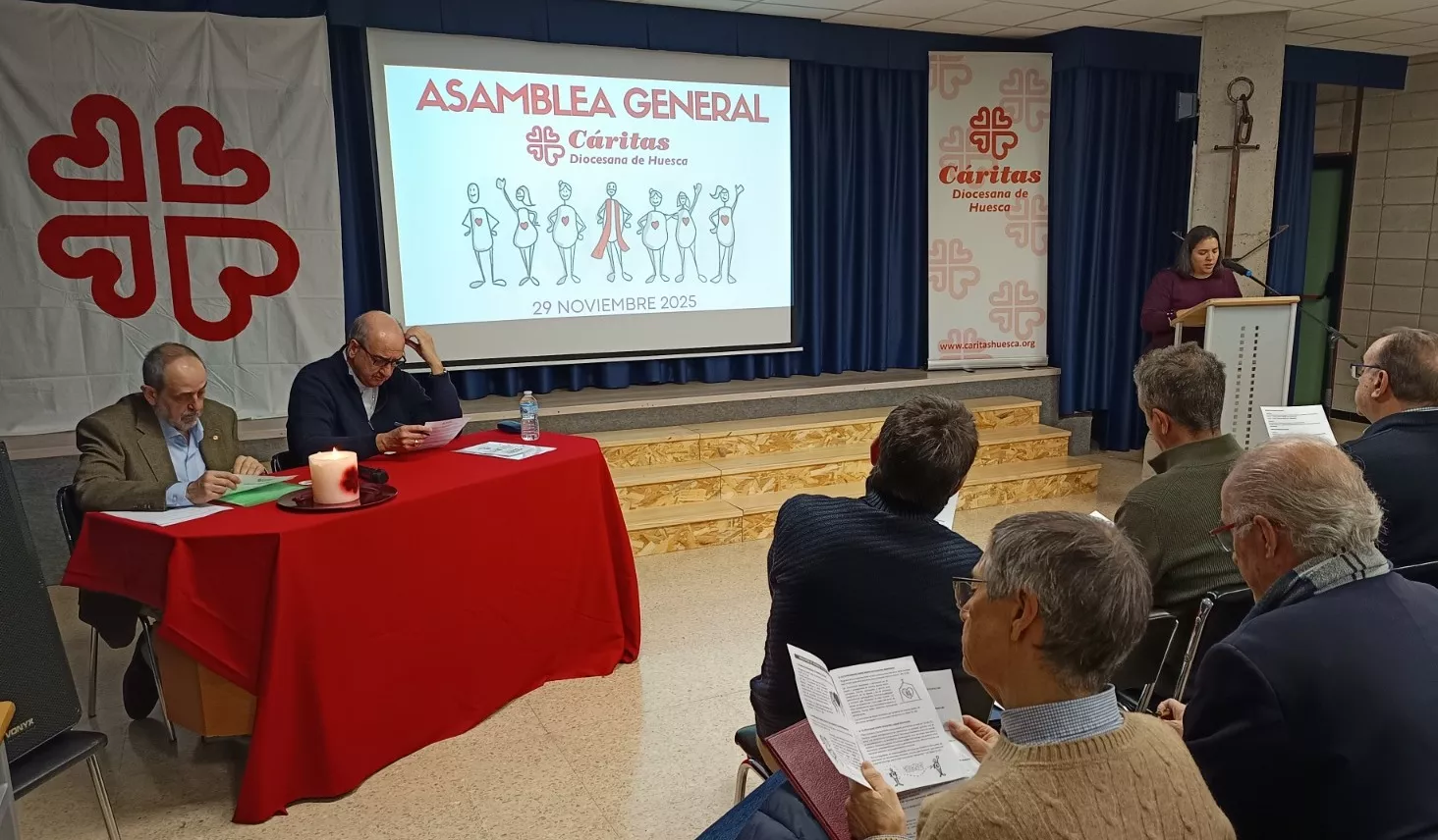 José Antonio Torres y monseñor Aguado Cuesta durante la alocución de Isabel Ramos, secretaria general de Cáritas Diocesana