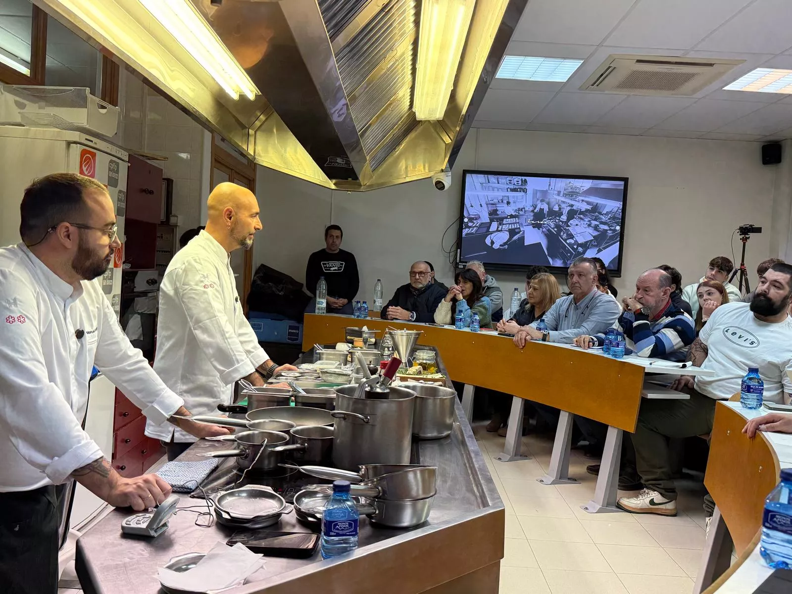 Benito Gómez y su equipo de Bardal en la Escuela de Hostelería San Lorenzo, Ronda invade gastronómicamente Huesca