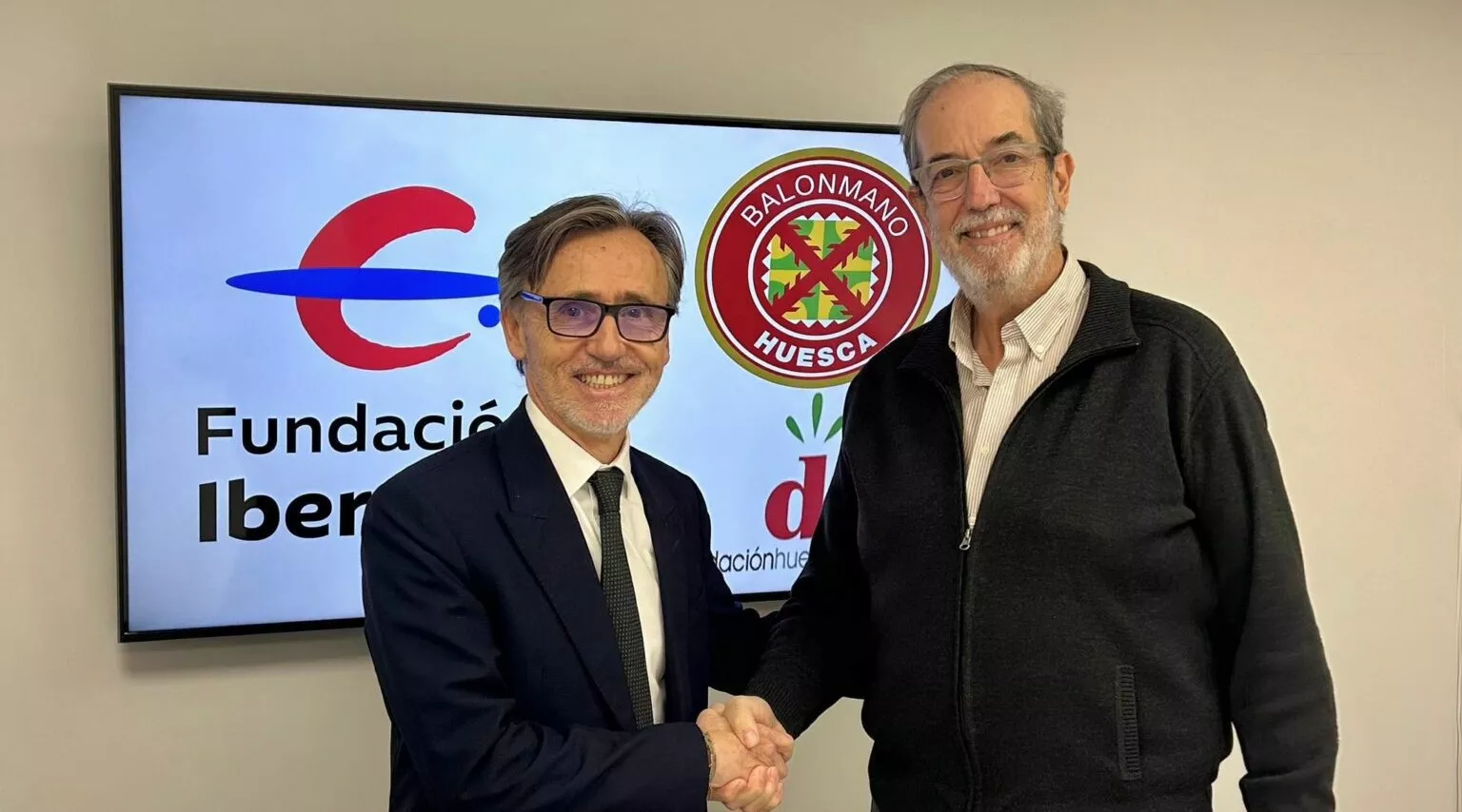 Jose María Coiduras, Director Provincial de Ibercaja en Huesca y Josete Mayoral, Presidente de la Fundación Huesca Deporte.