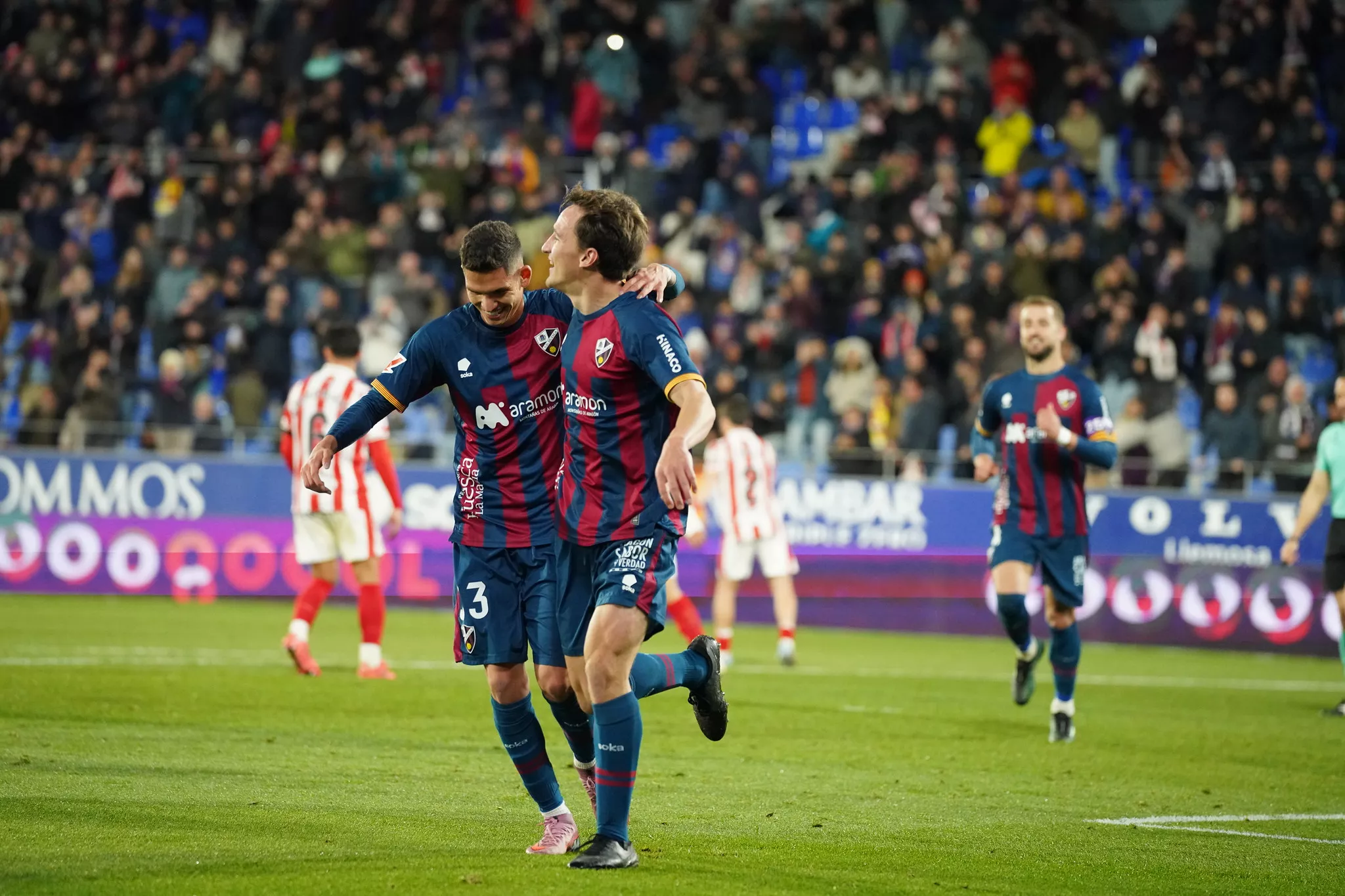 Luna y Kortajarena se abrazan tras el gol del vasco de penalti en el partido ante el Sporting. Foto: Dani Vidal @fotomaniafut