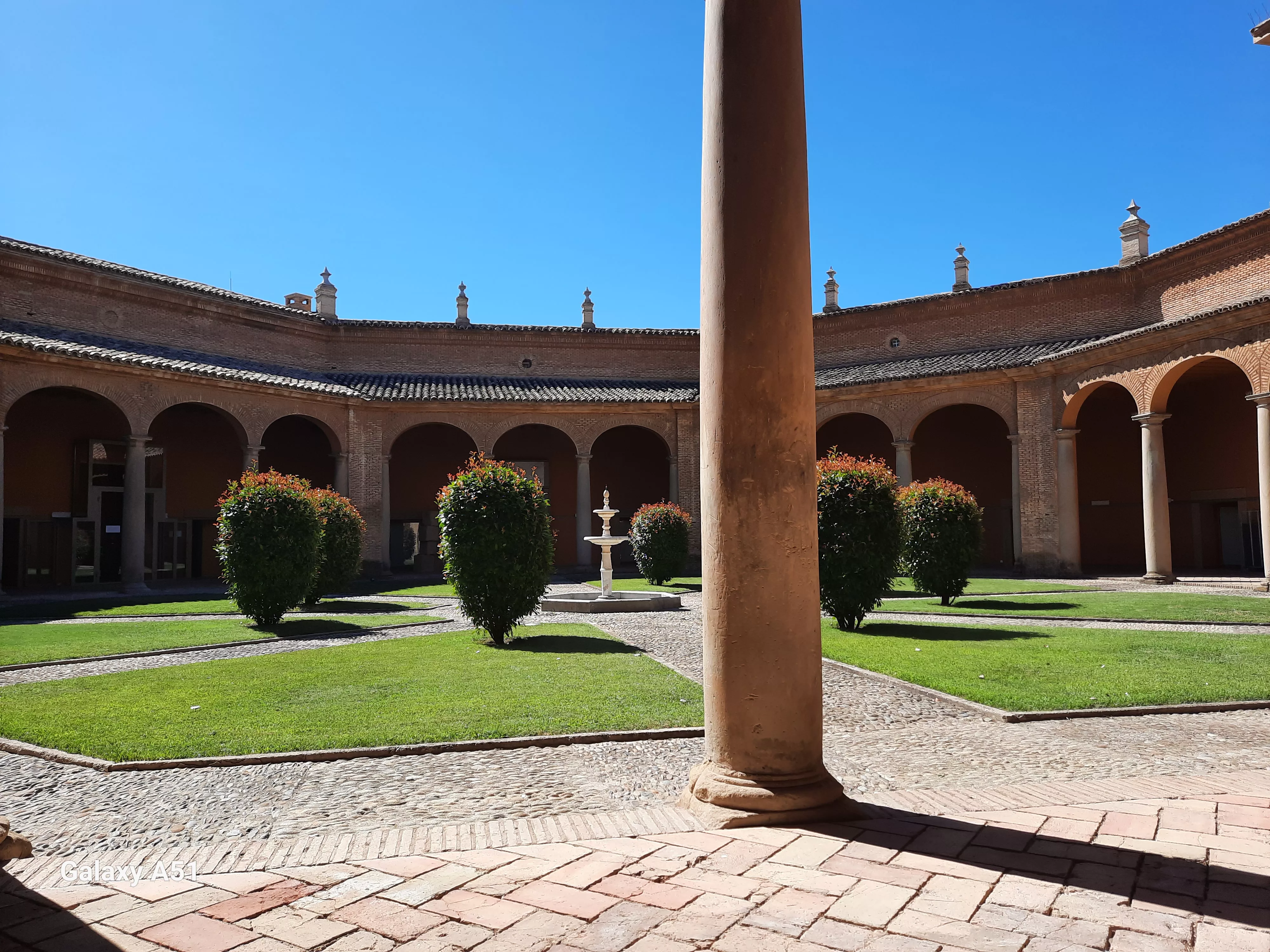 Patio interior del Museo Provincial de Huesca, antigua sede de la Universidad Sertoriana.
