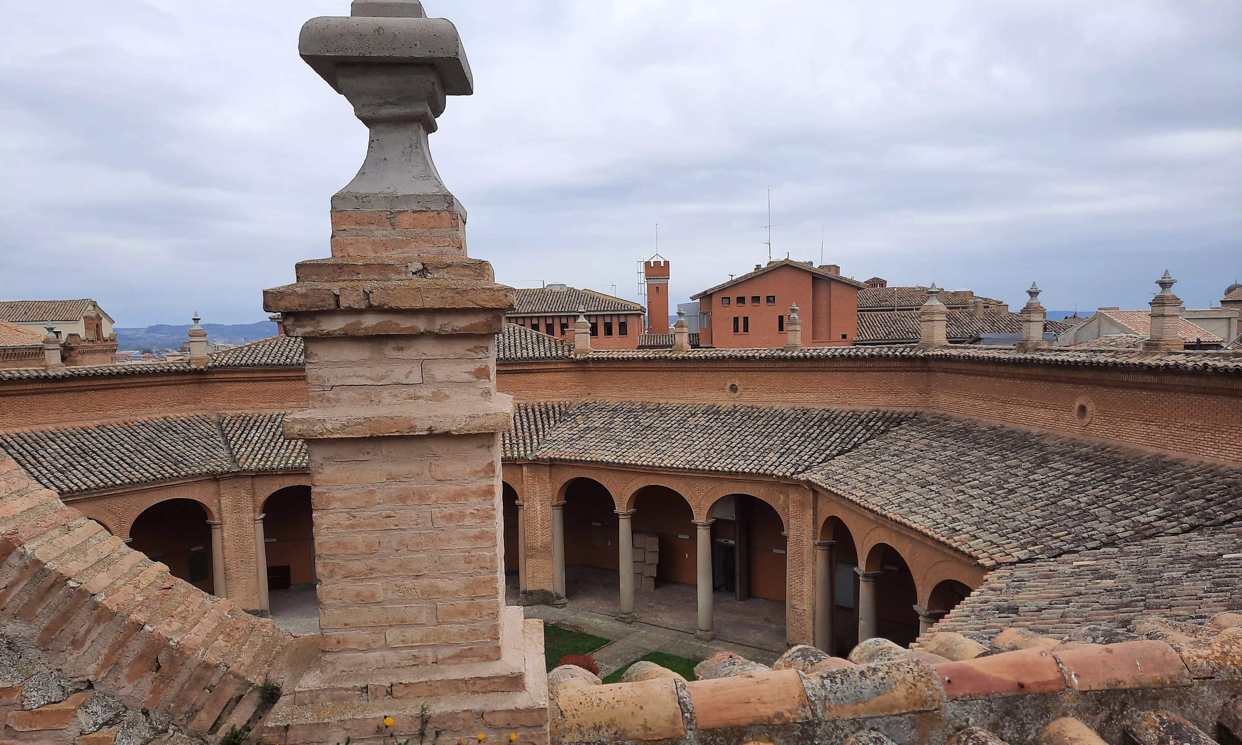 Patio interior del Museo Provincial de Huesca, antigua sede de la Universidad Sertoriana.