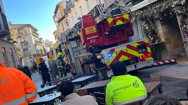 Los bomberos junto a la vivienda donde se ha producido el suceso. 