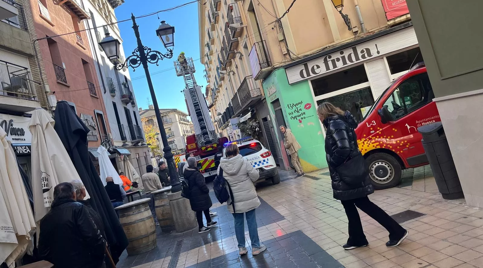 El incendio en una caldera provoca gran despliegue en pleno centro de Huesca.