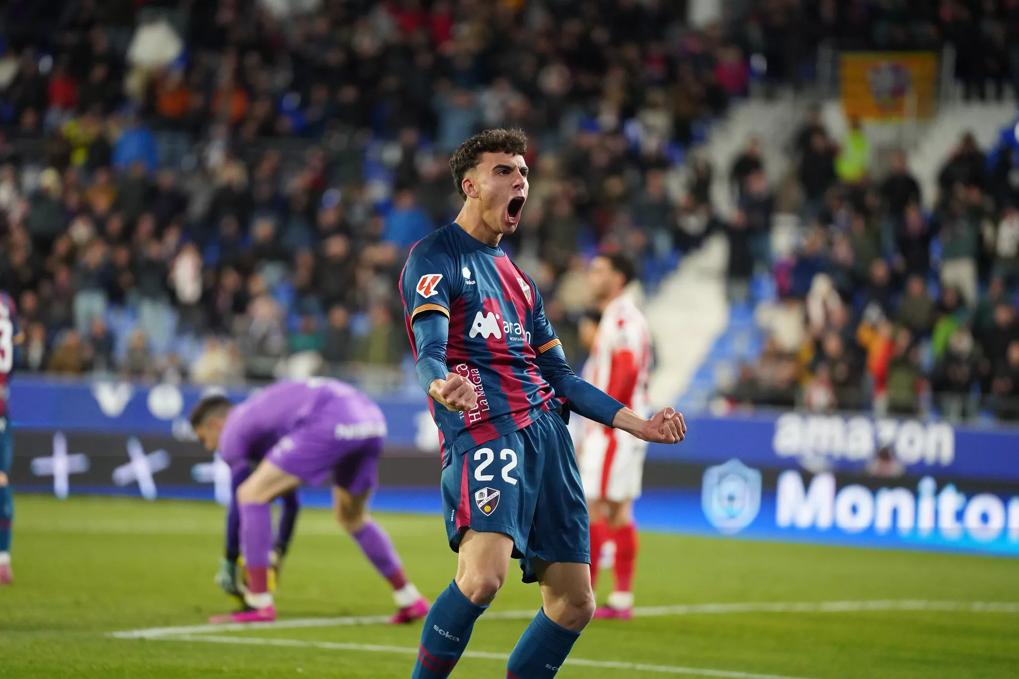 Ángel Pérez celebra uno de los goles que logró el Huesca ante el Sporting. Foto: Dani Vidal @fotomaniafut