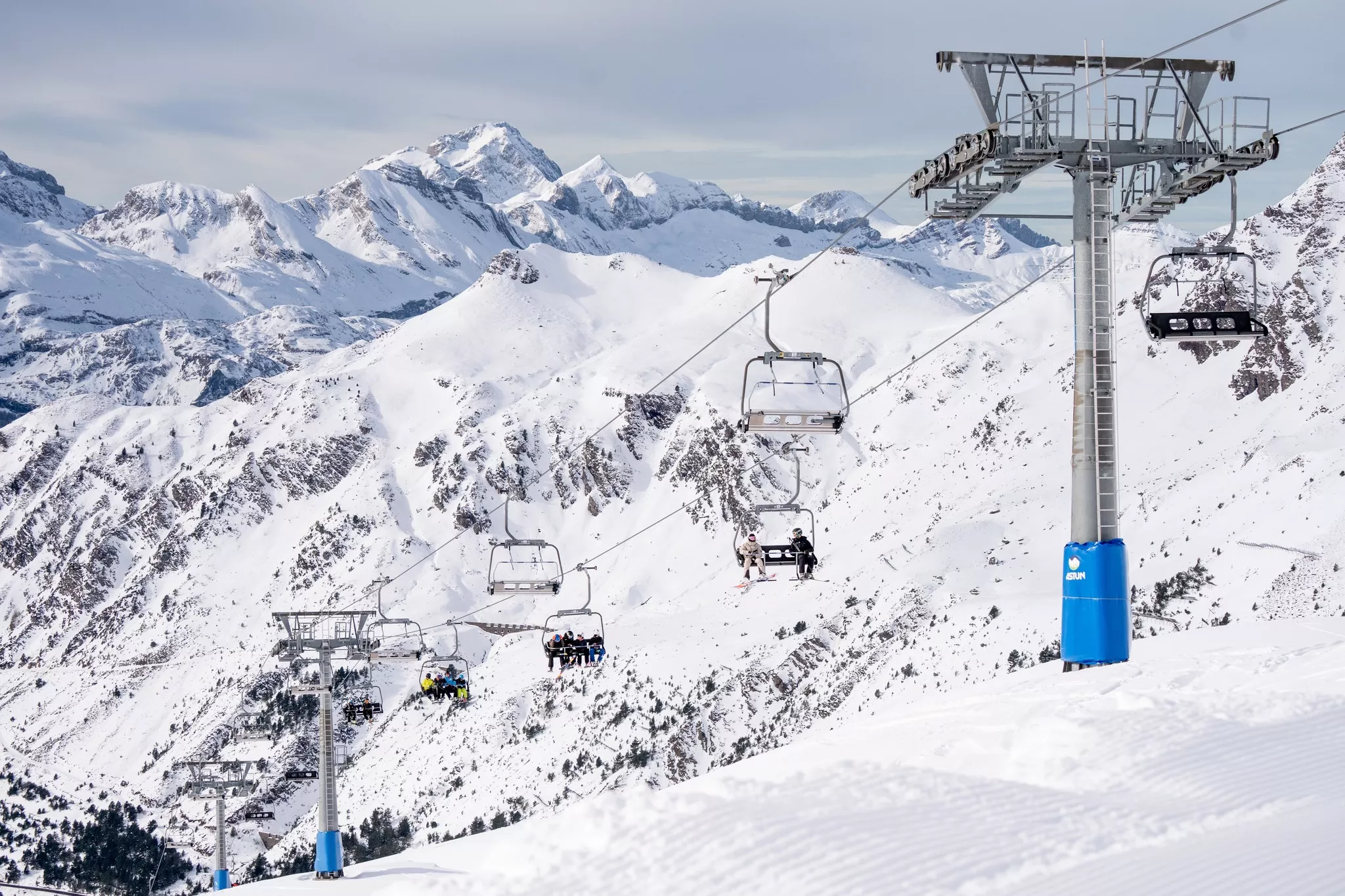 Todas las estaciones del Pirineo oscense abrirán para el Puente de la Constitución.