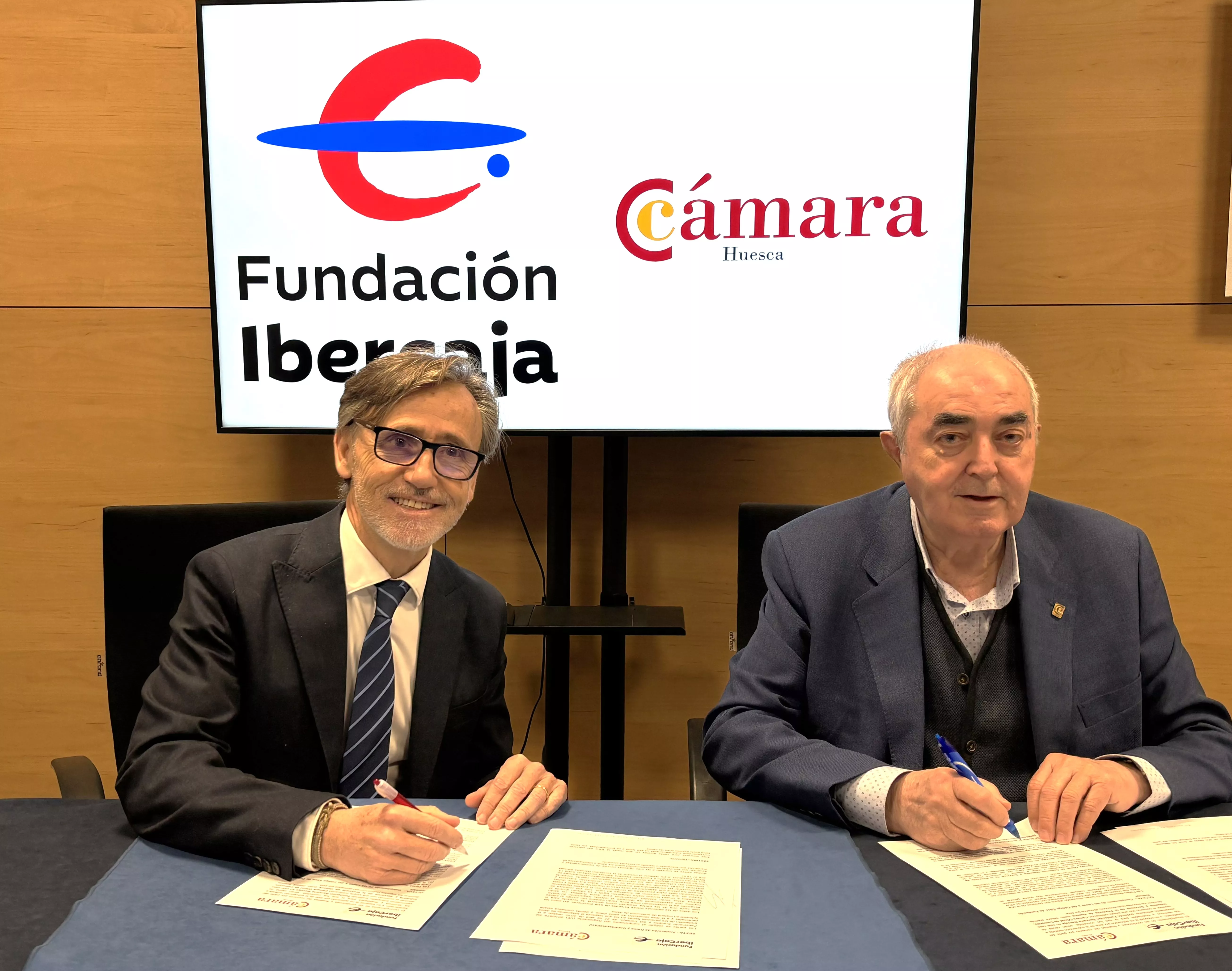 José María Coiduras y Manuel Rodríguez Chesa, director de Ibercaja en Huesca y de la Cámara de Comercio