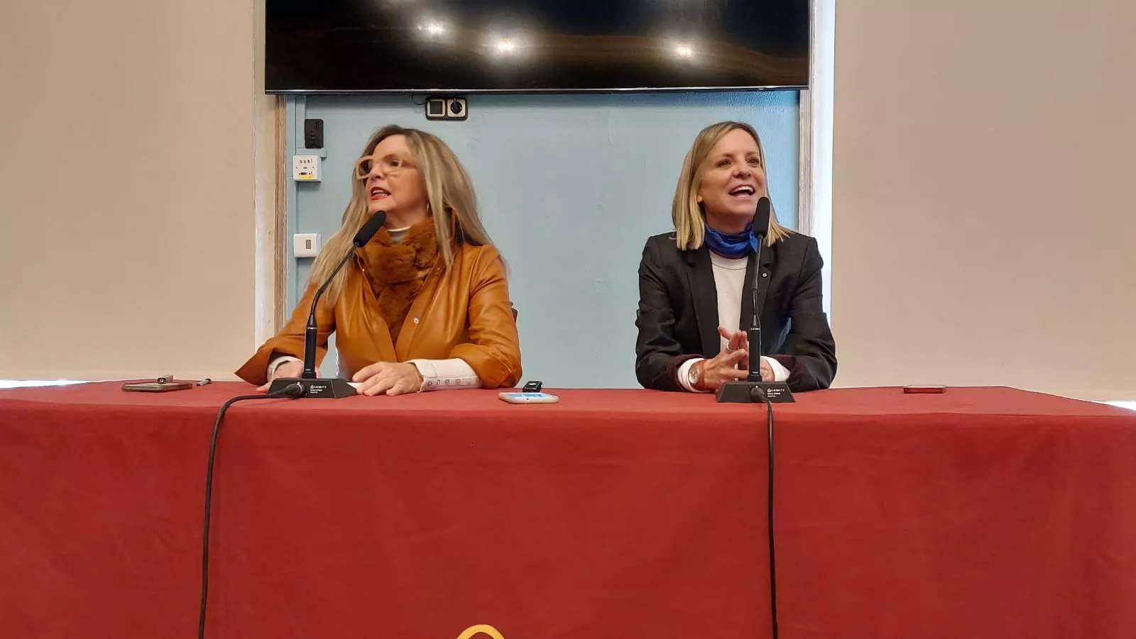 Sussana Lacostena y Nuria Mur en la presentación de la campaña Esta Navidad sal, vive y siente