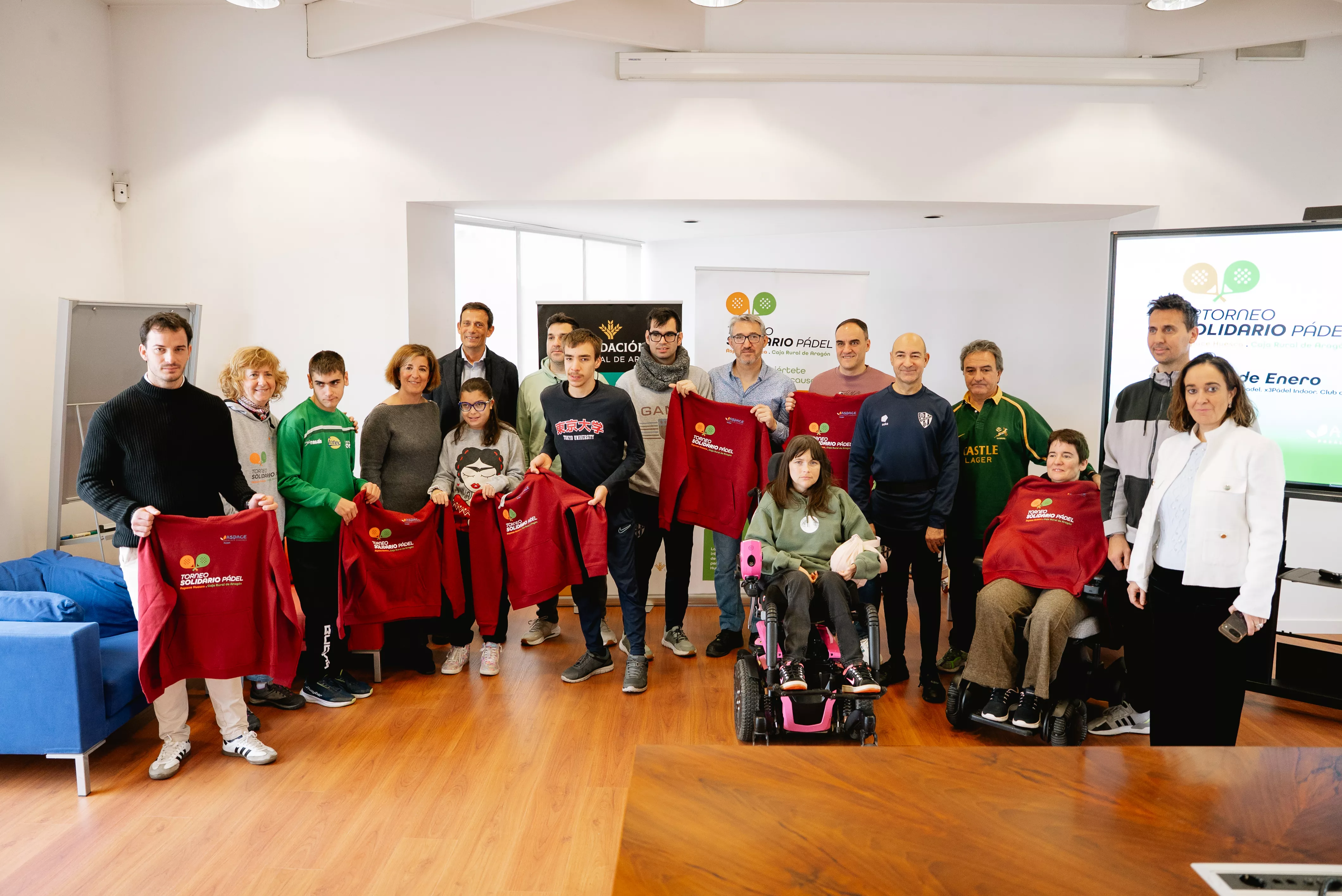 Foto de familia de la presentación del torneo.