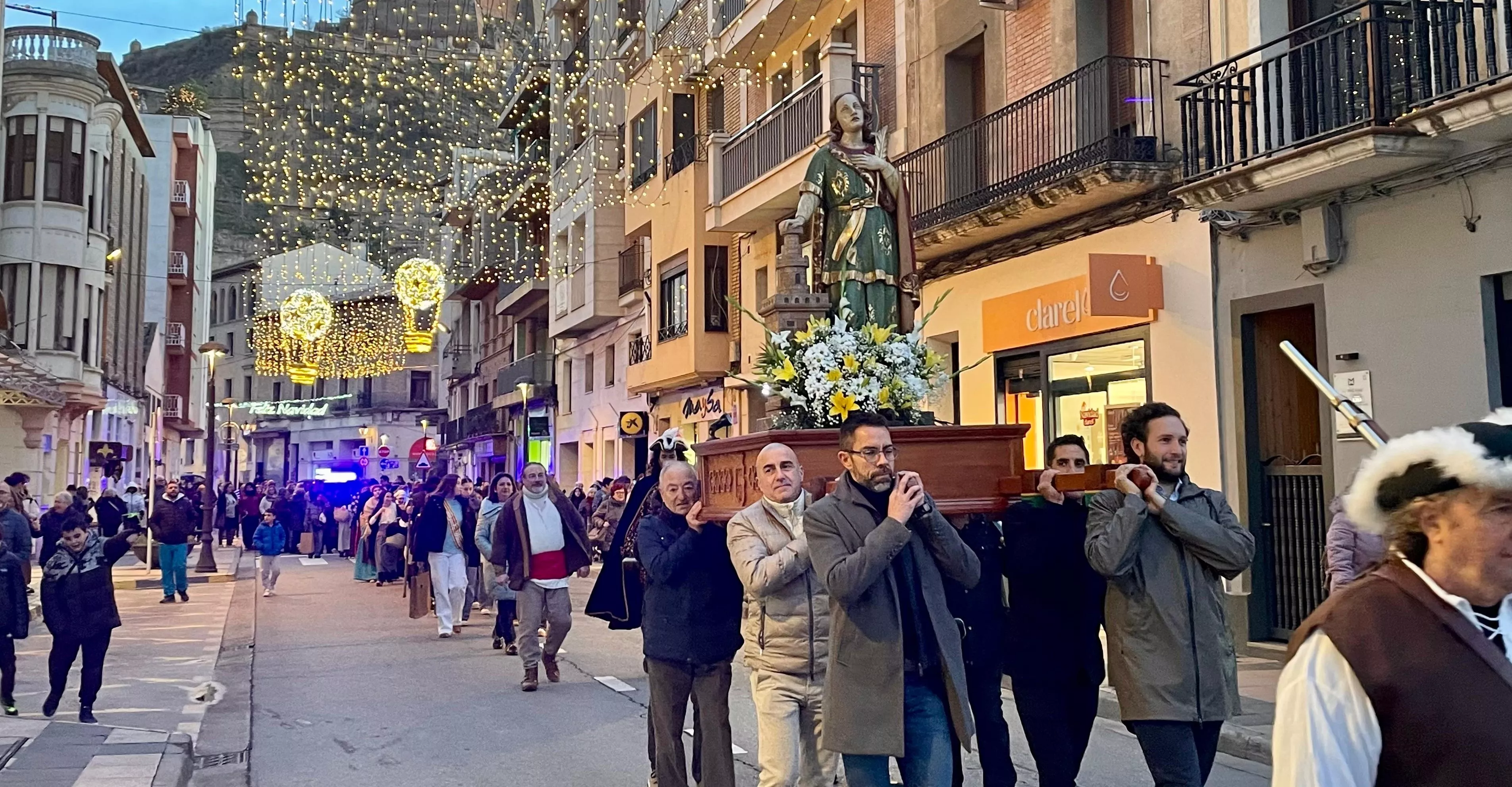Monzón revive el Bautizo del Alcalde con una multitudinaria fiesta y estrena una procesión en honor a Santa Bárbara.