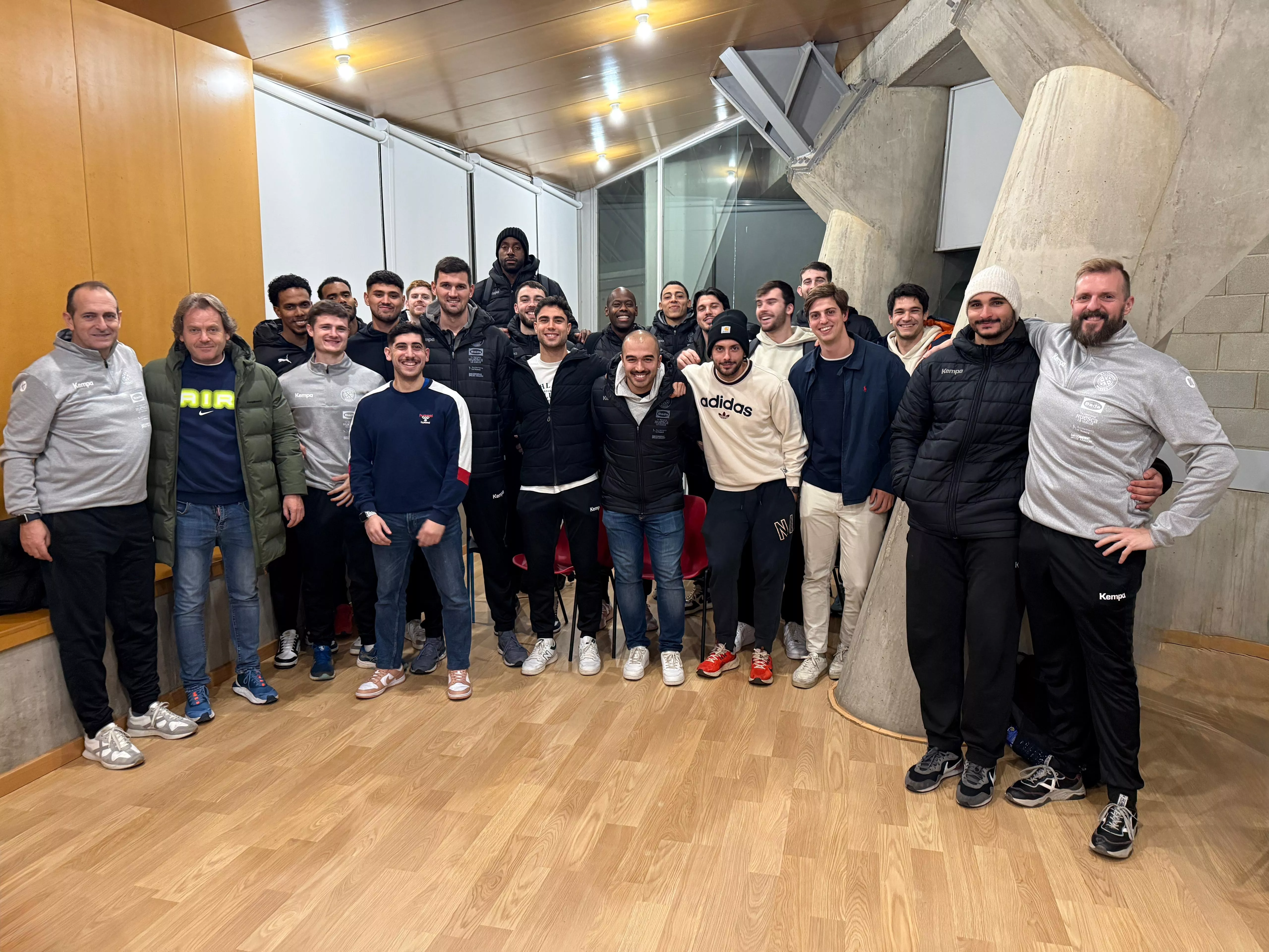 Plantilla de Bada Huesca con Iñaki Arbea. Foto Bada Huesca