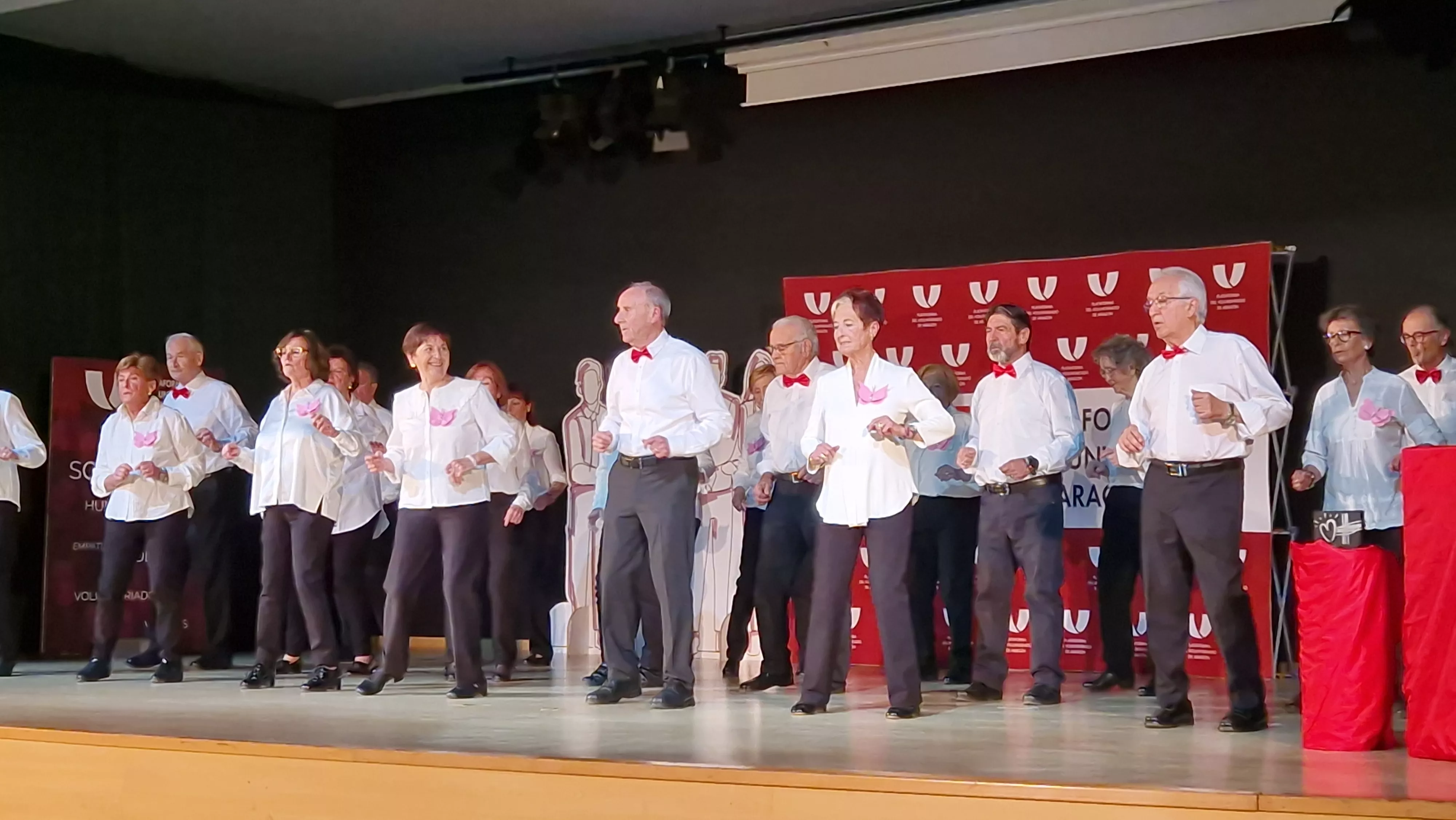 Grupo de baile del Hogar de Personas Mayores Ciudad de Huesca. Foto Myriam Martínez